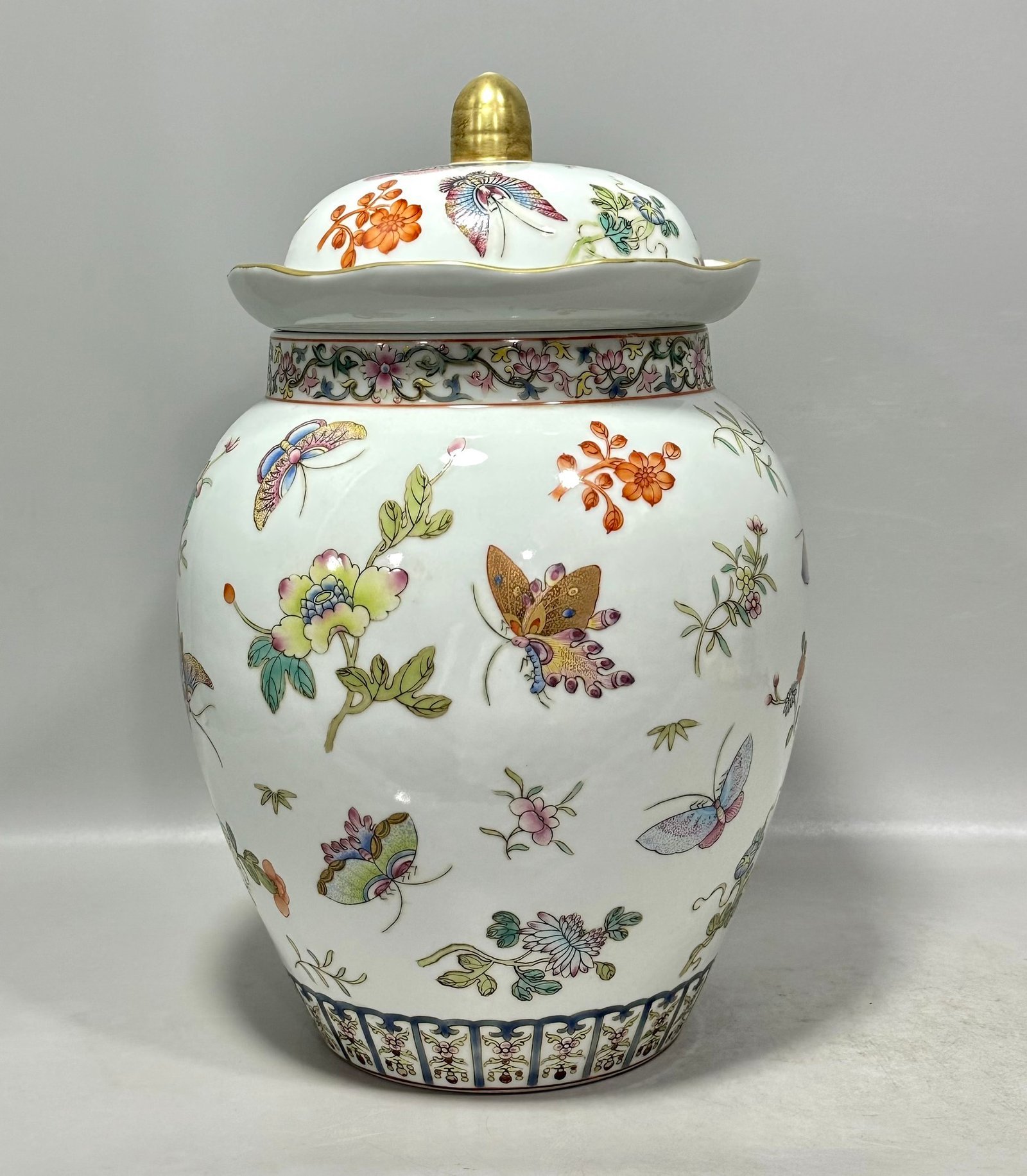 Qing Dynasty Jiaqing pastel flower and butterfly pattern general jar
