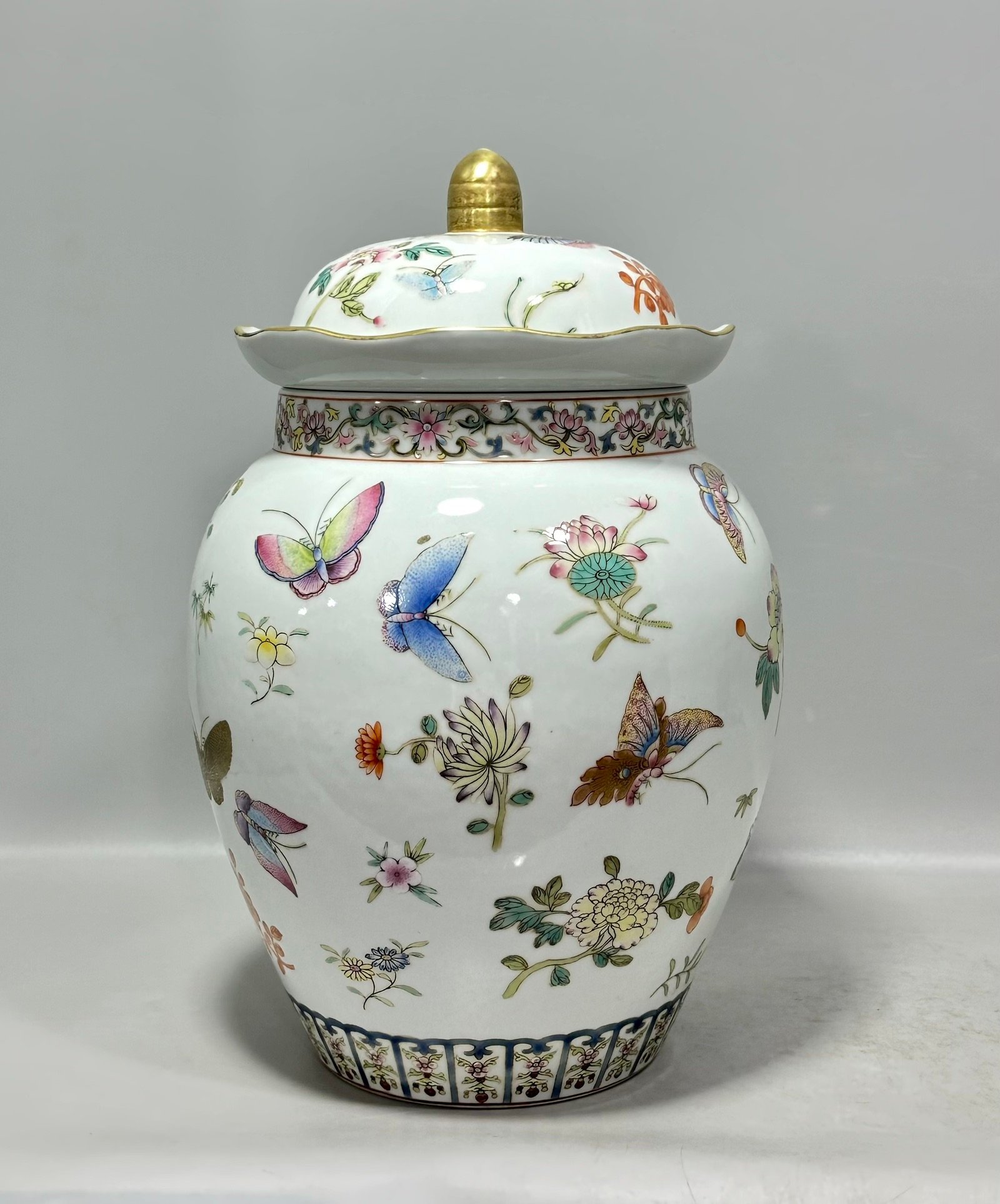 Qing Dynasty Jiaqing pastel flower and butterfly pattern general jar