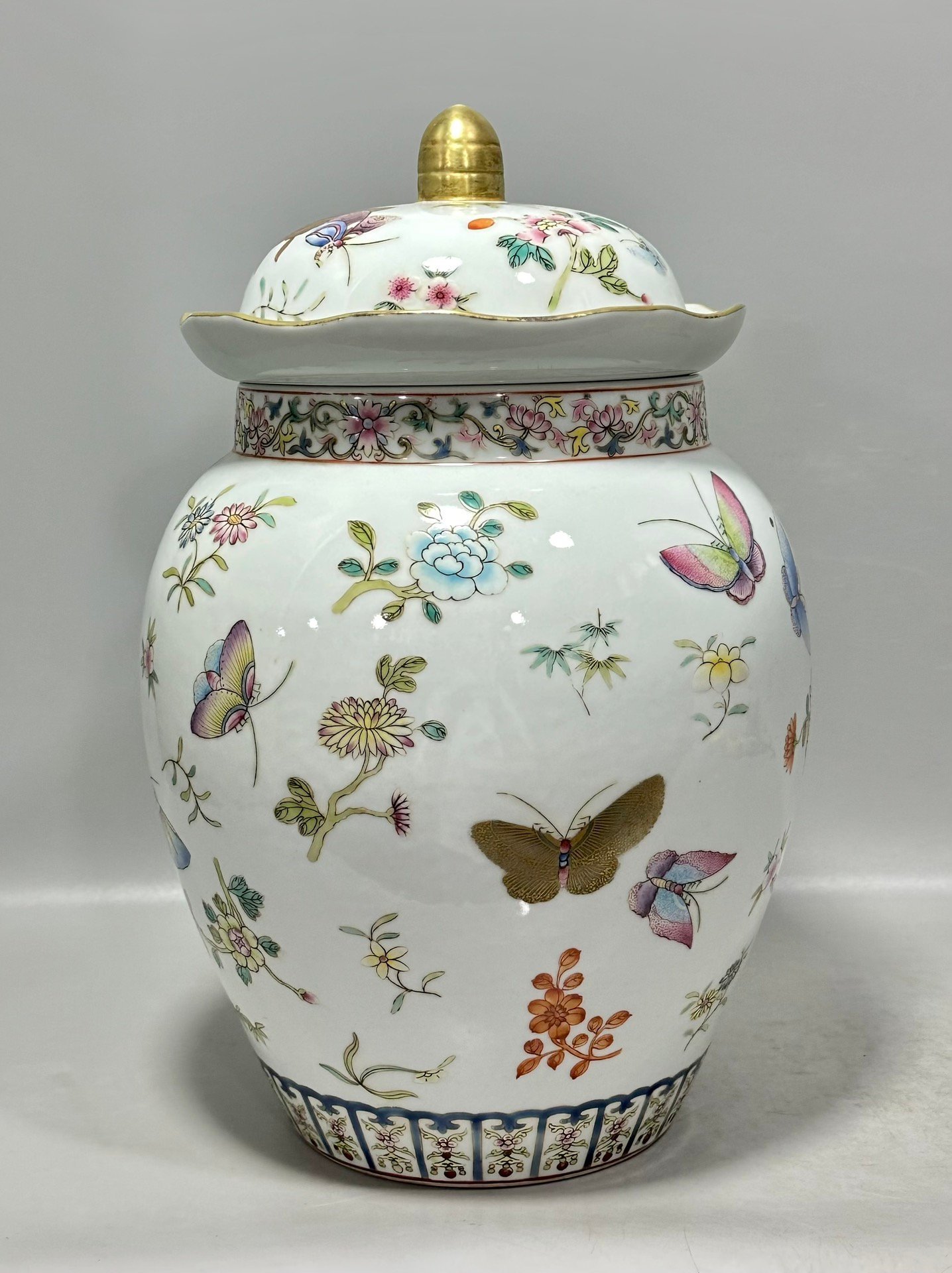 Qing Dynasty Jiaqing pastel flower and butterfly pattern general jar