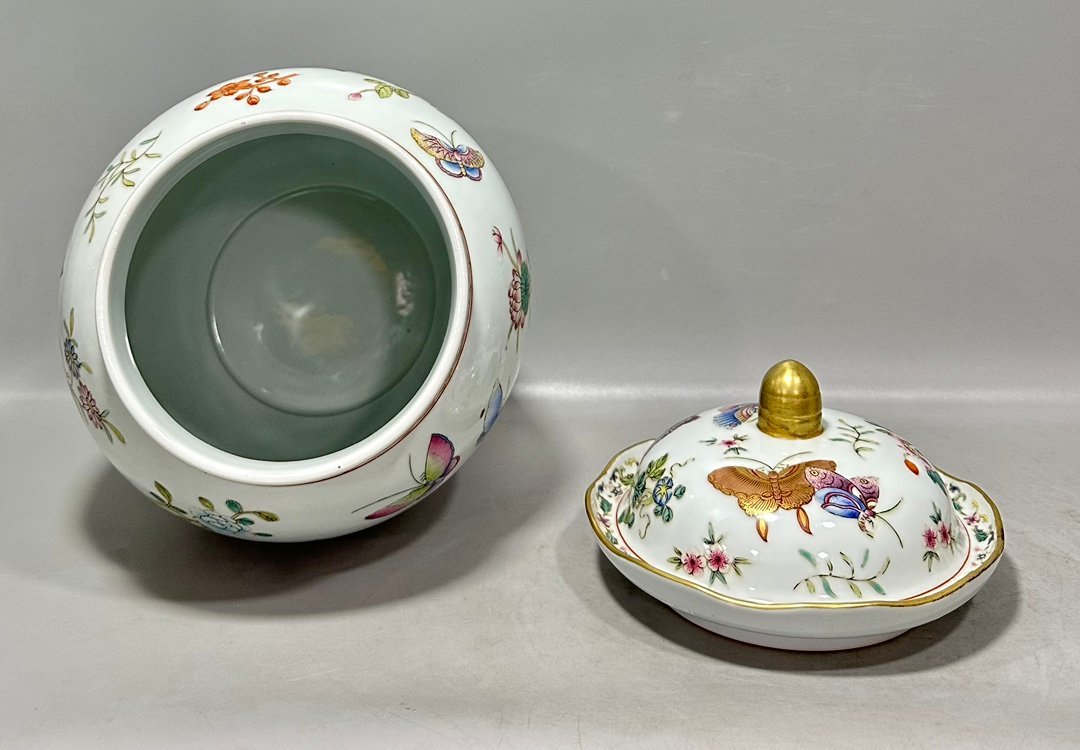 Qing Dynasty Jiaqing pastel flower and butterfly pattern general jar