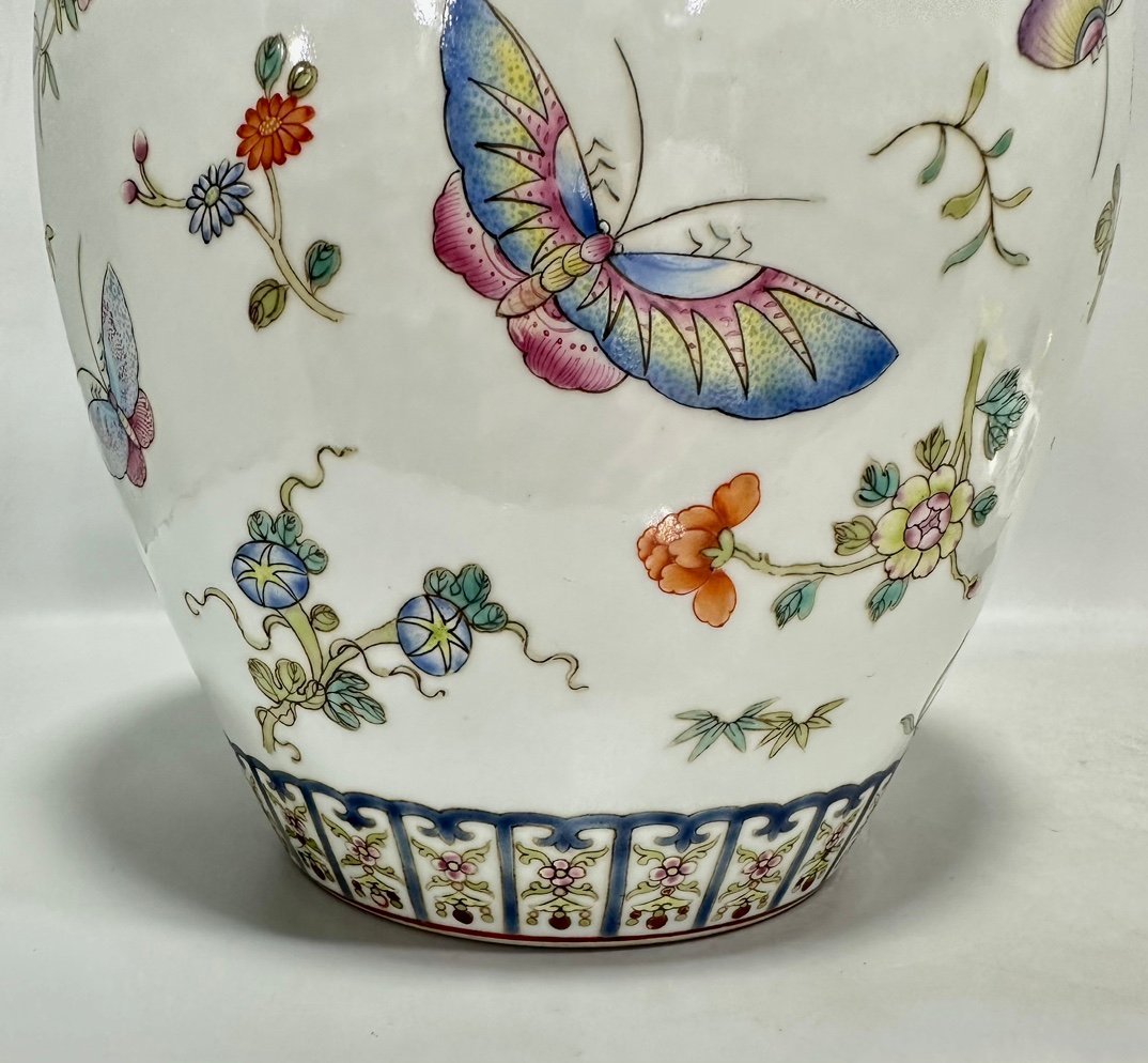 Qing Dynasty Jiaqing pastel flower and butterfly pattern general jar