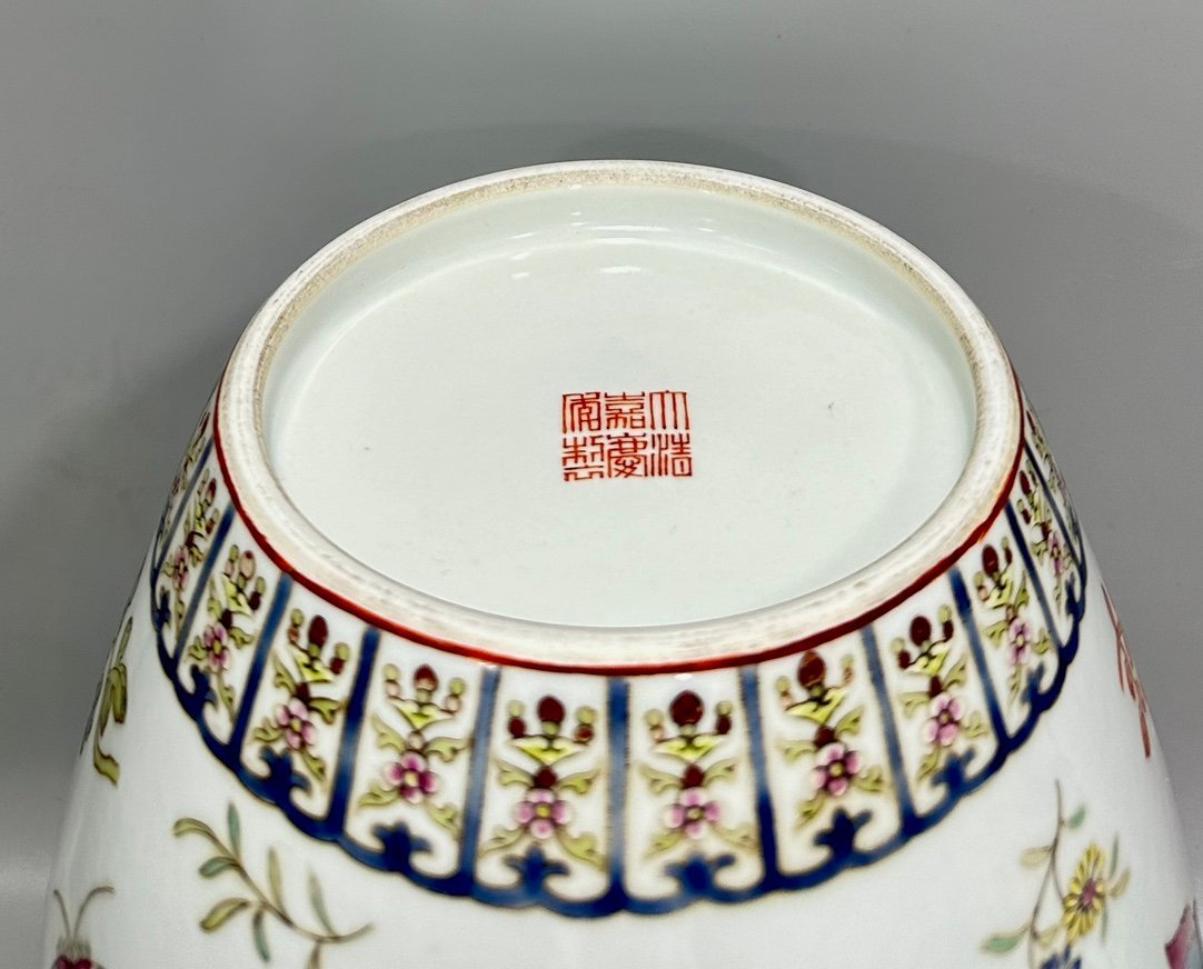 Qing Dynasty Jiaqing pastel flower and butterfly pattern general jar
