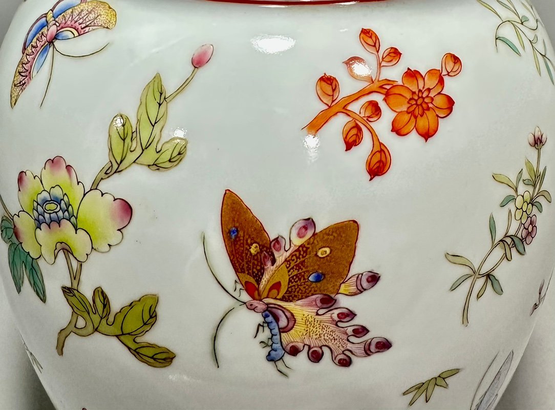 Qing Dynasty Jiaqing pastel flower and butterfly pattern general jar