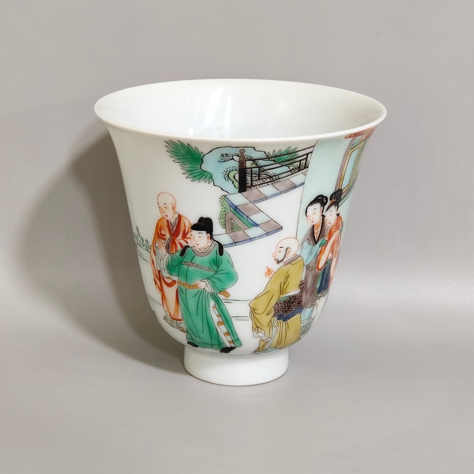 Qing Dynasty Yongzheng A pair of colorful cups with pictures of characters and stories