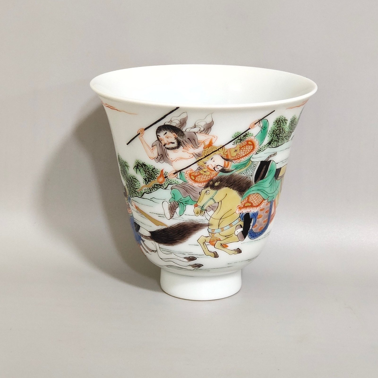 Qing Dynasty Yongzheng A pair of colorful cups with pictures of characters and stories