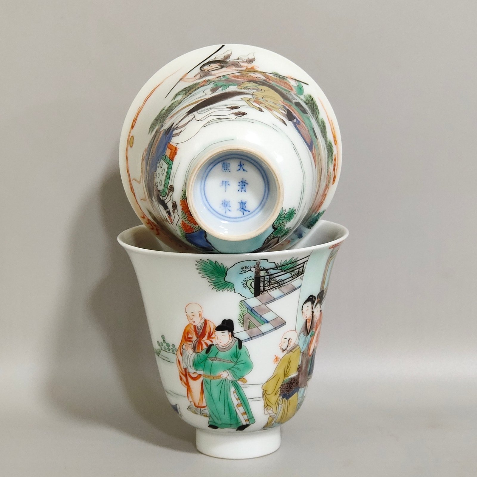 Qing Dynasty Yongzheng A pair of colorful cups with pictures of characters and stories