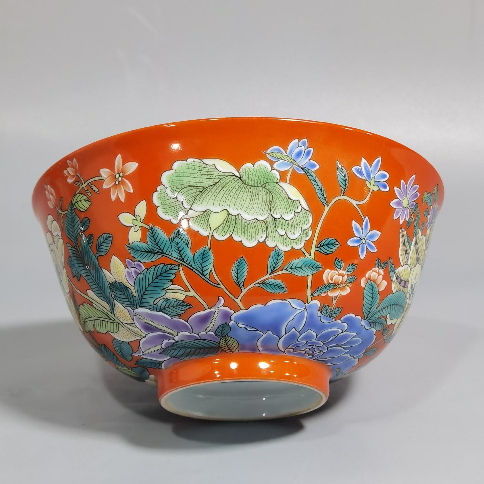 Qing Dynasty Yongzheng A pair of enamel-colored coral red ground nine-autumn bowls