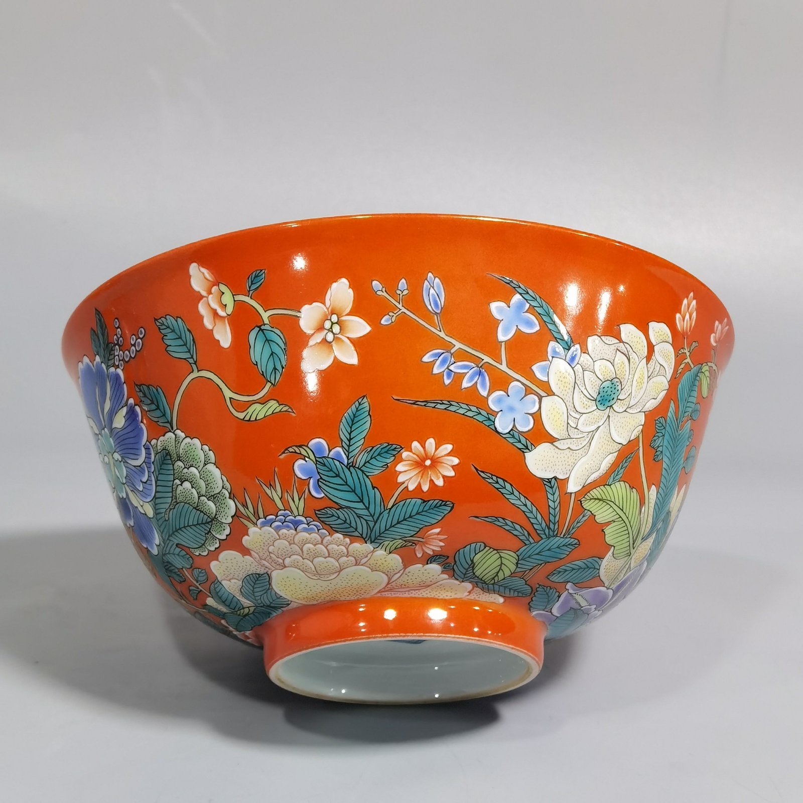 Qing Dynasty Yongzheng A pair of enamel-colored coral red ground nine-autumn bowls