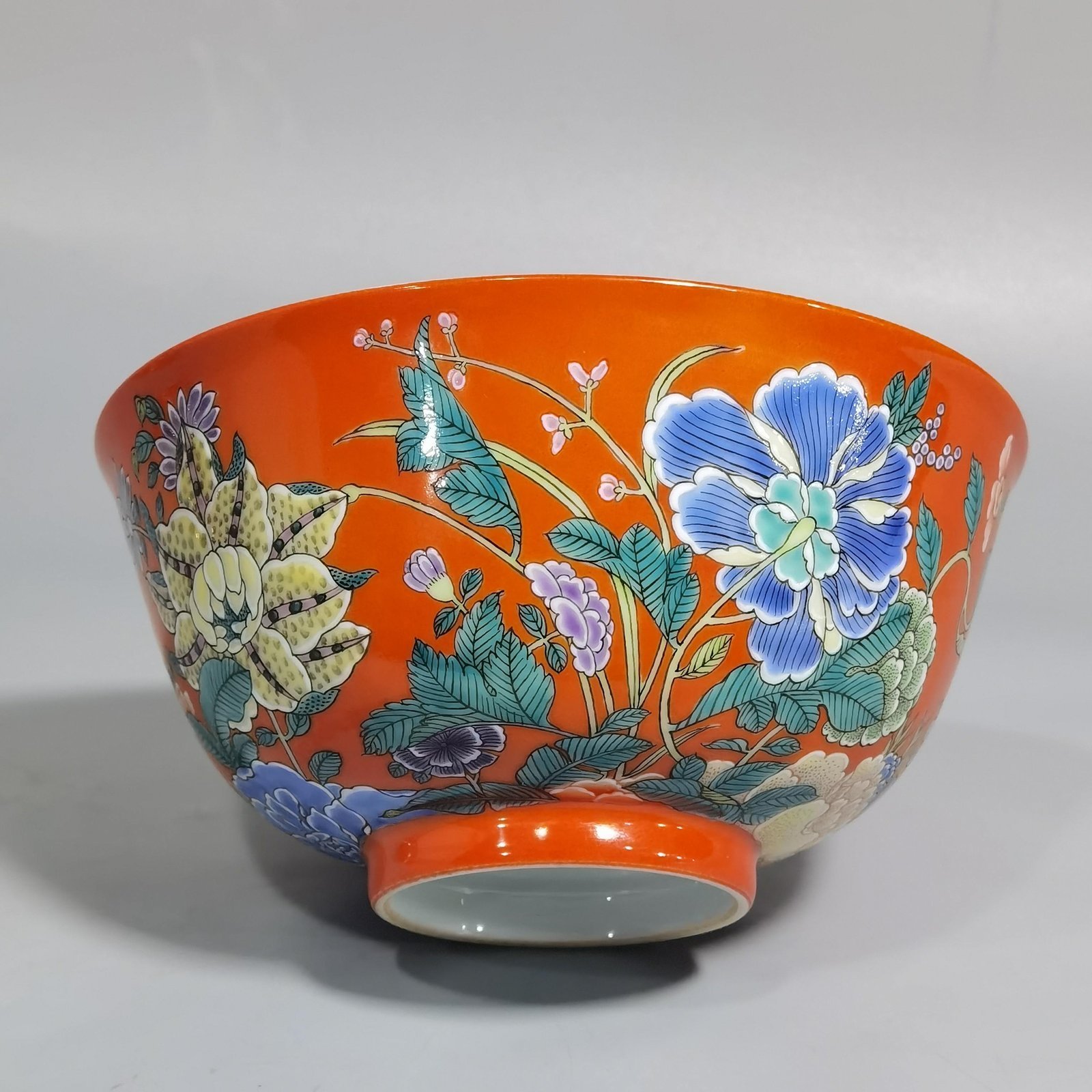 Qing Dynasty Yongzheng A pair of enamel-colored coral red ground nine-autumn bowls