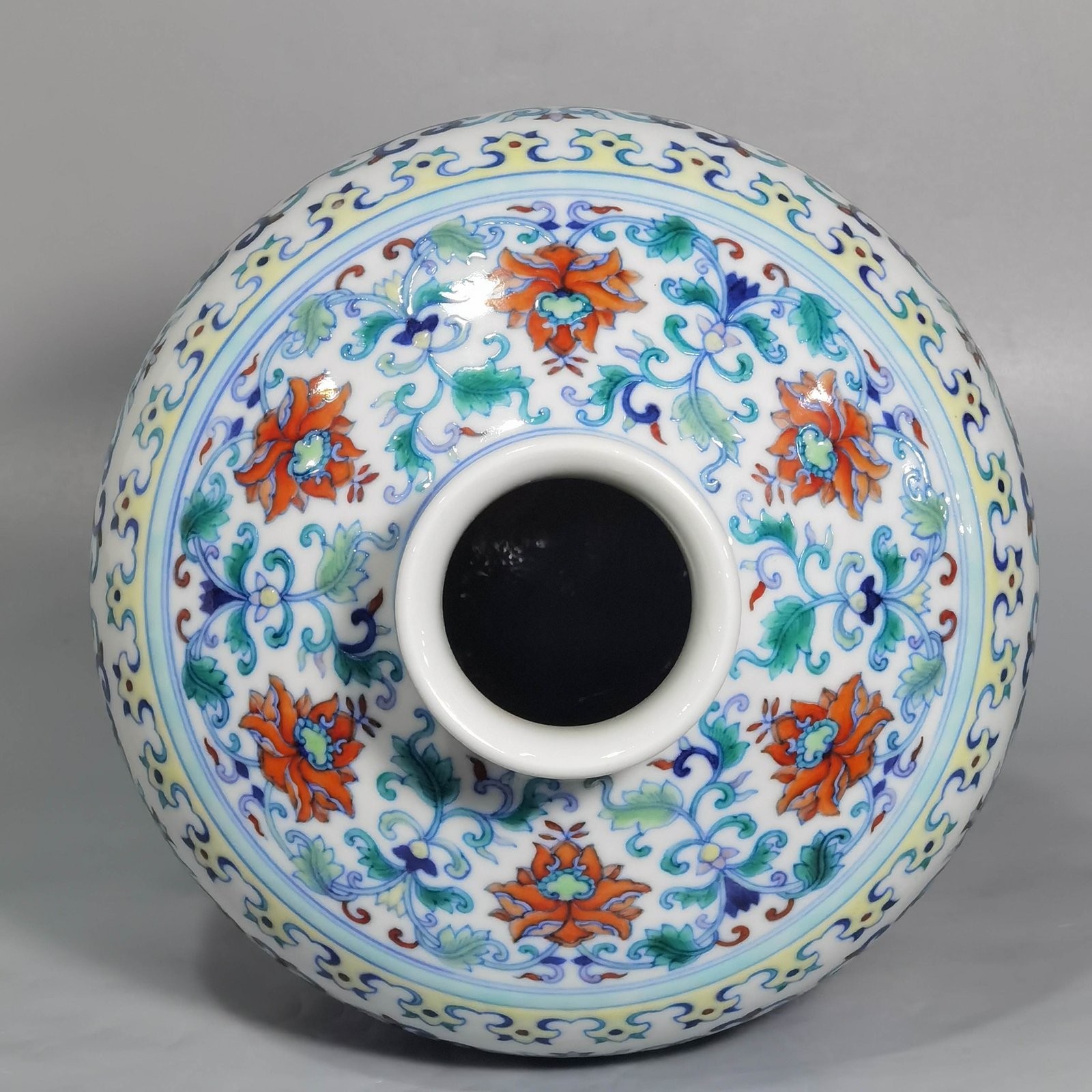 Qing Dynasty Yongzheng colorful plum vase with flowers and branche