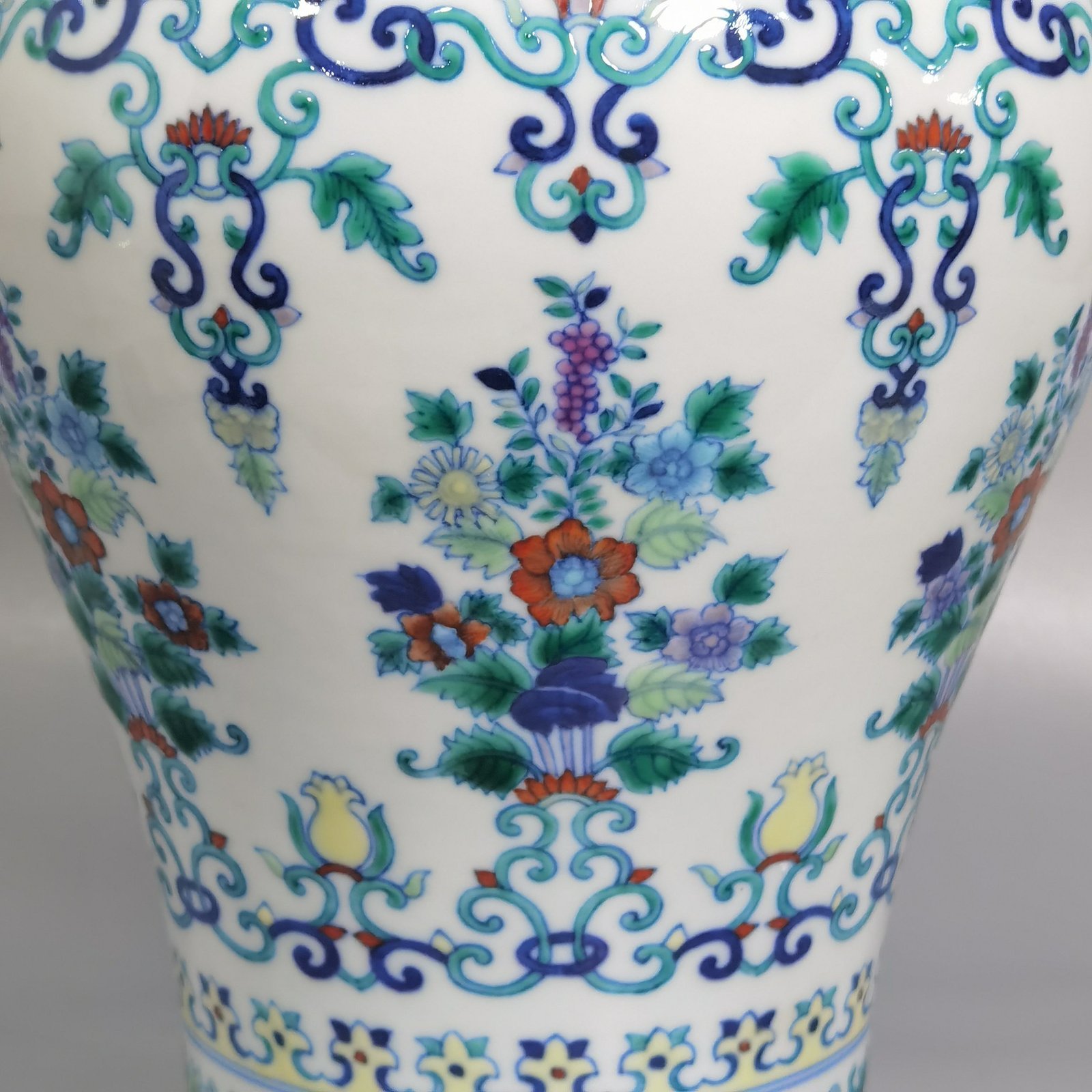 Qing Dynasty Yongzheng colorful plum vase with flowers and branche