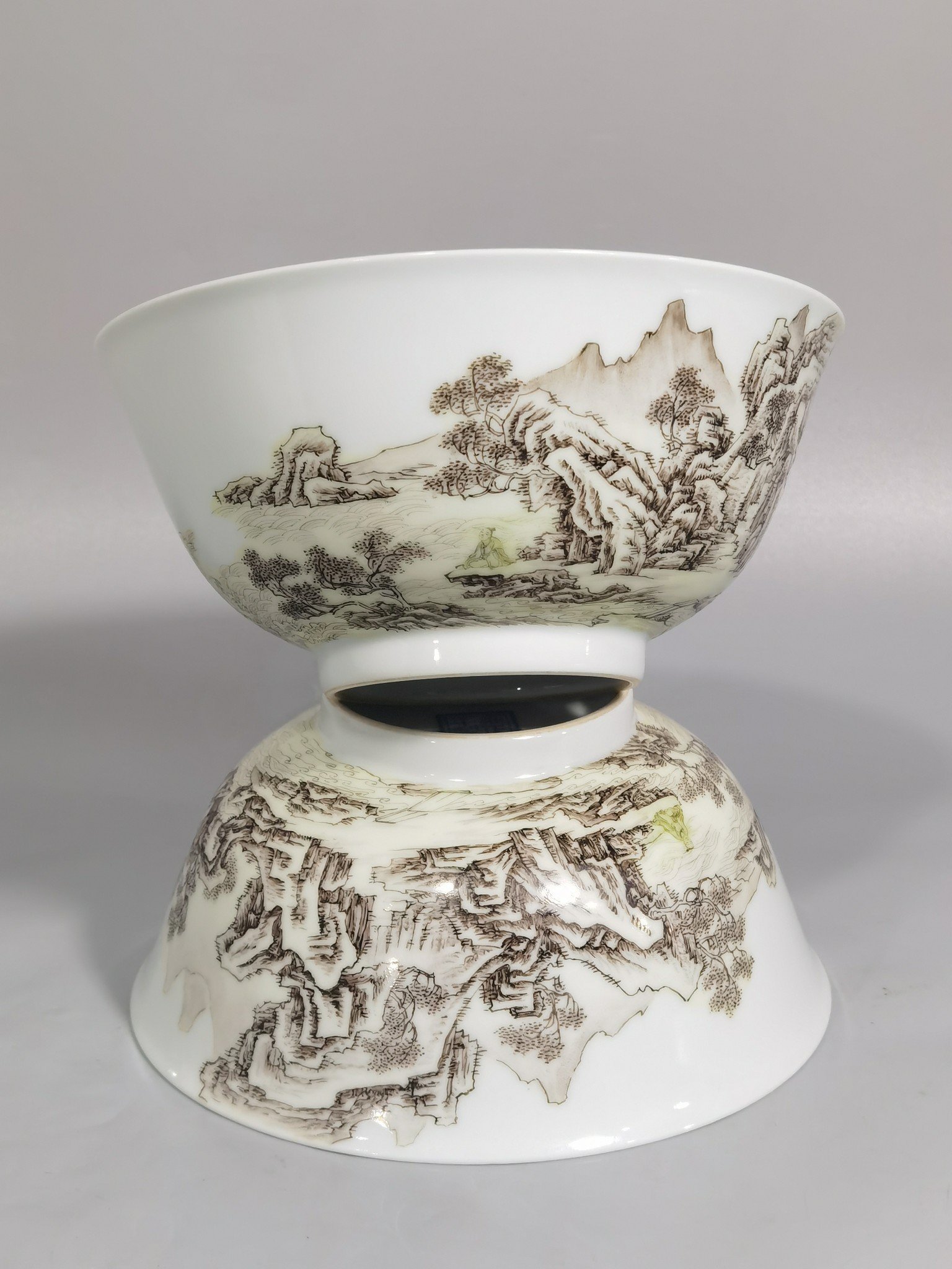 Qing Dynasty Yongzheng A pair of enamel and ink landscape and figure bowls