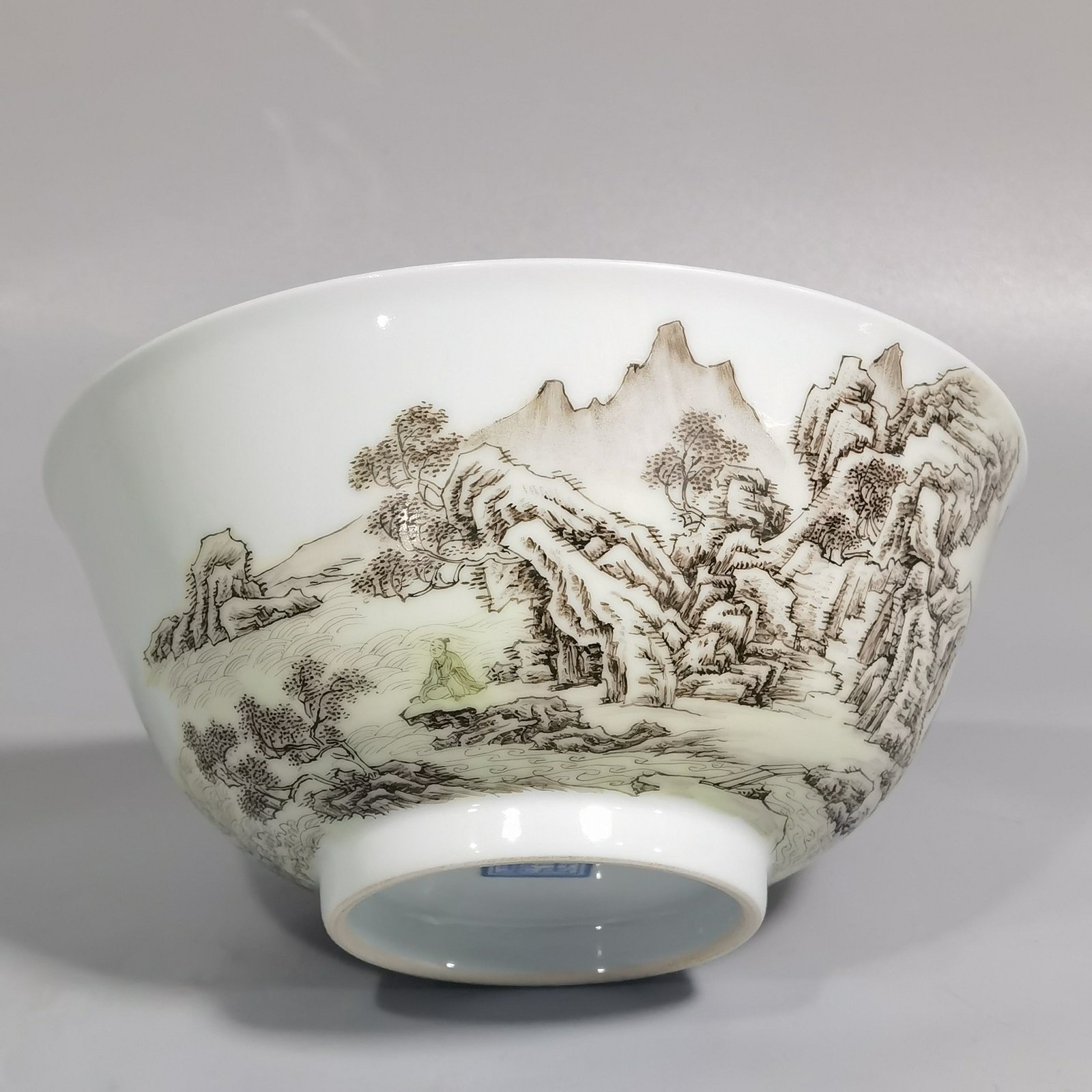 Qing Dynasty Yongzheng A pair of enamel and ink landscape and figure bowls