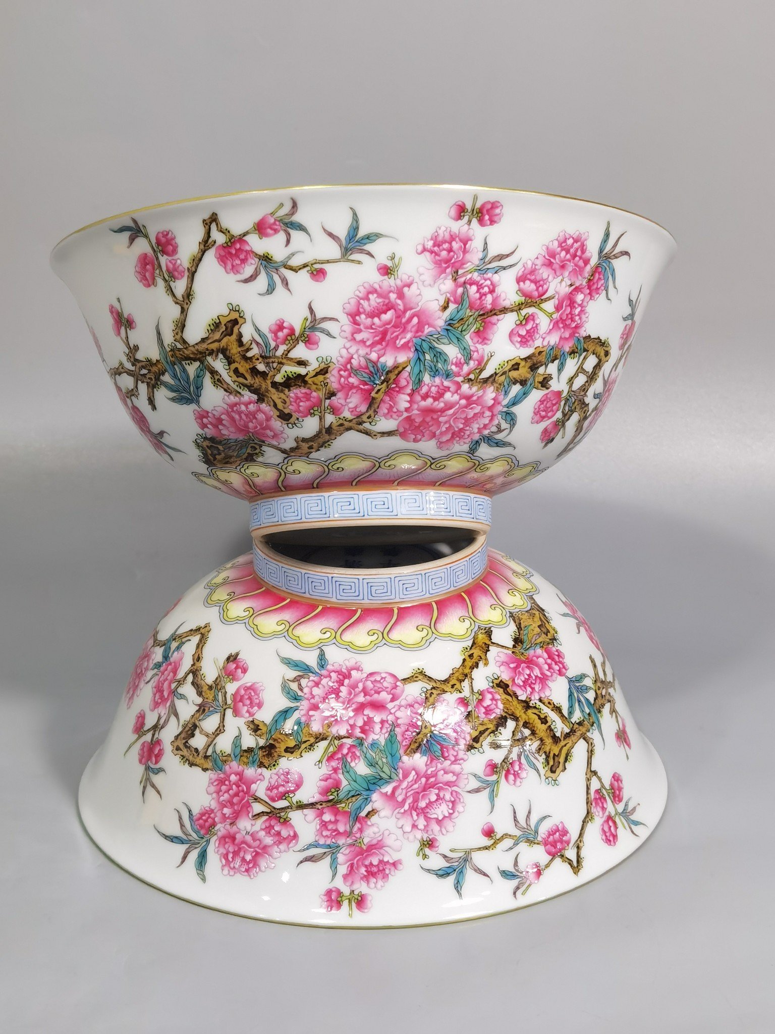 Qing Dynasty Yongzheng A pair of enamel peach blossom bowls
