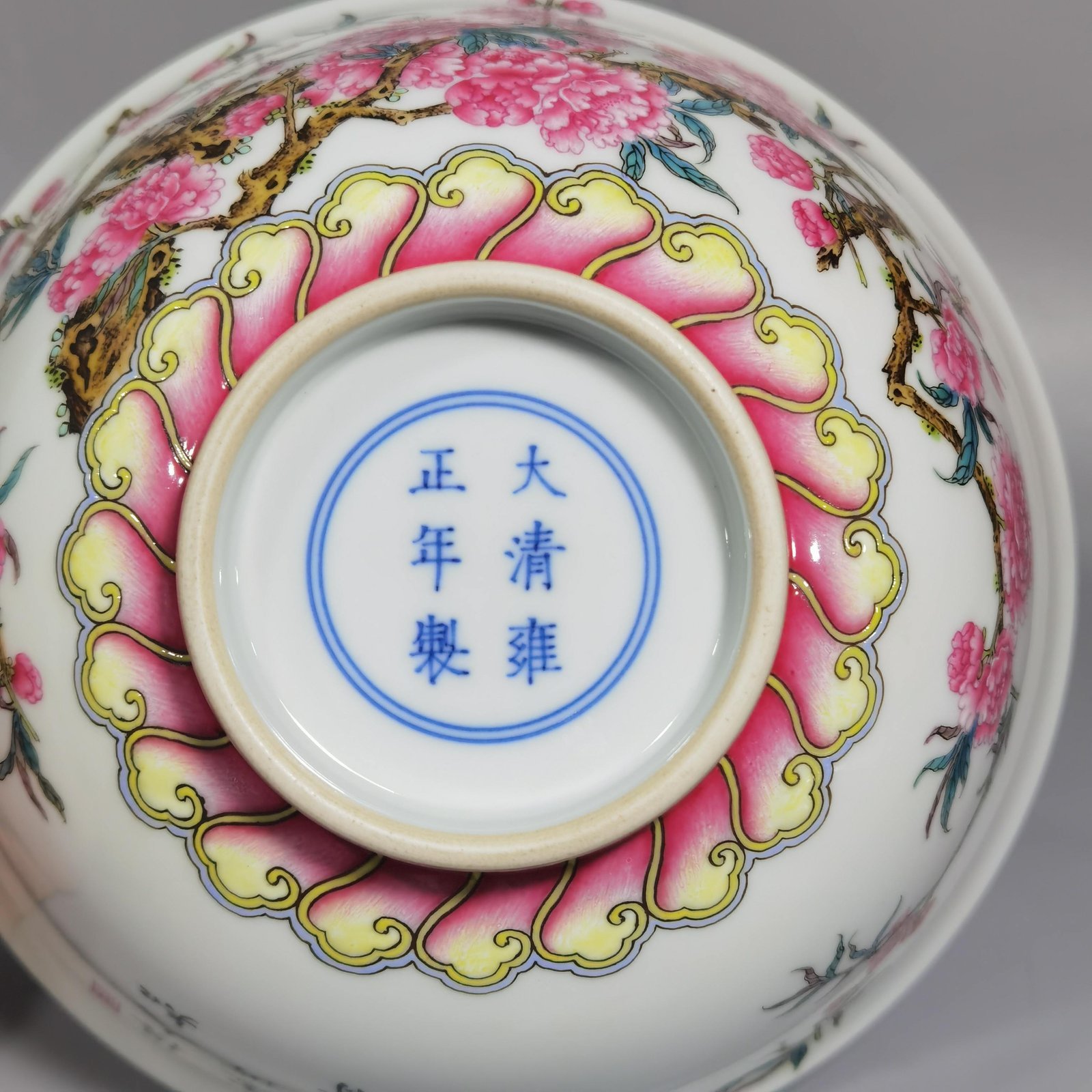 Qing Dynasty Yongzheng A pair of enamel peach blossom bowls