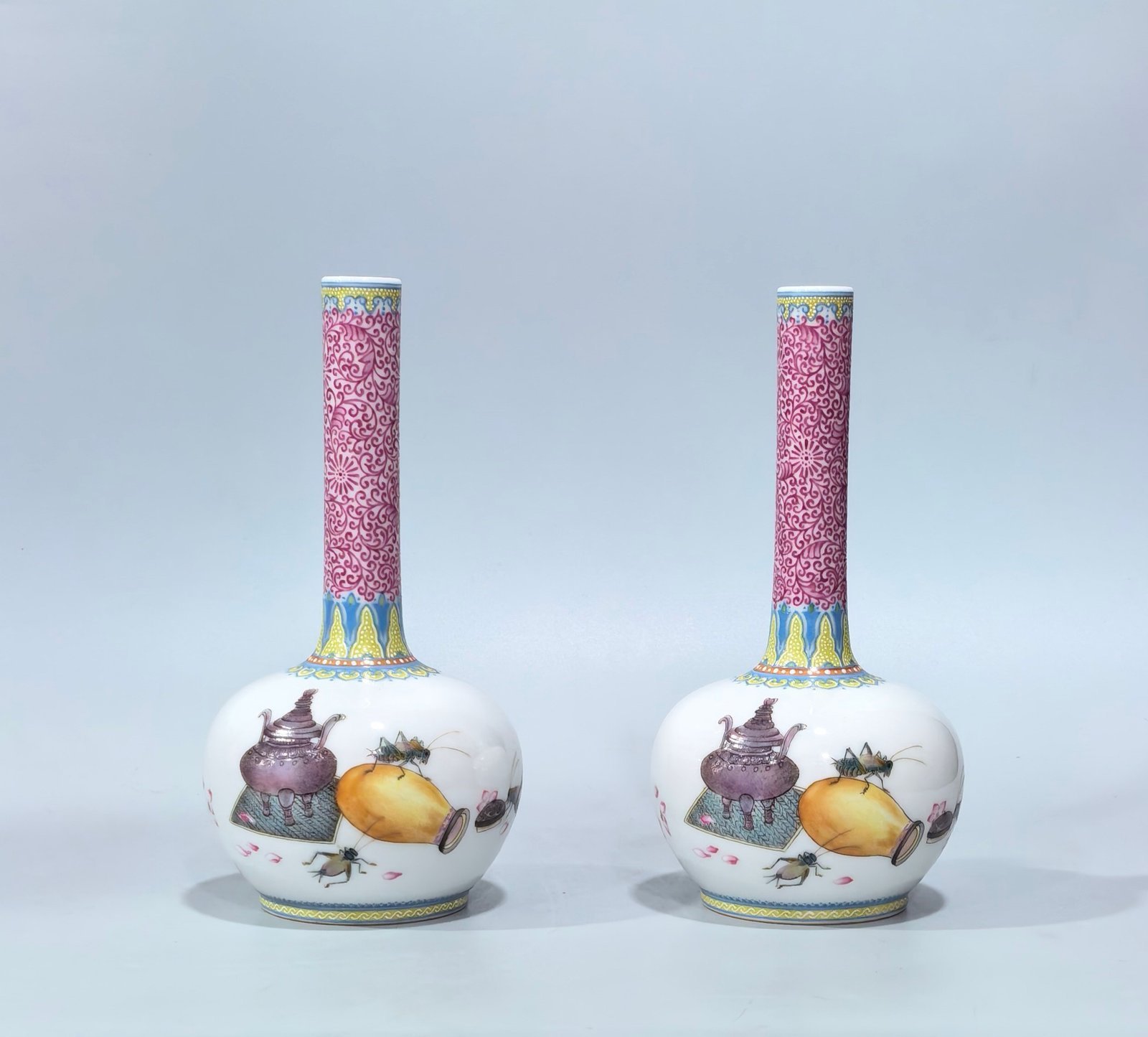 Qing Dynasty Yongzheng a long-necked vase with enamel agate and red flowers