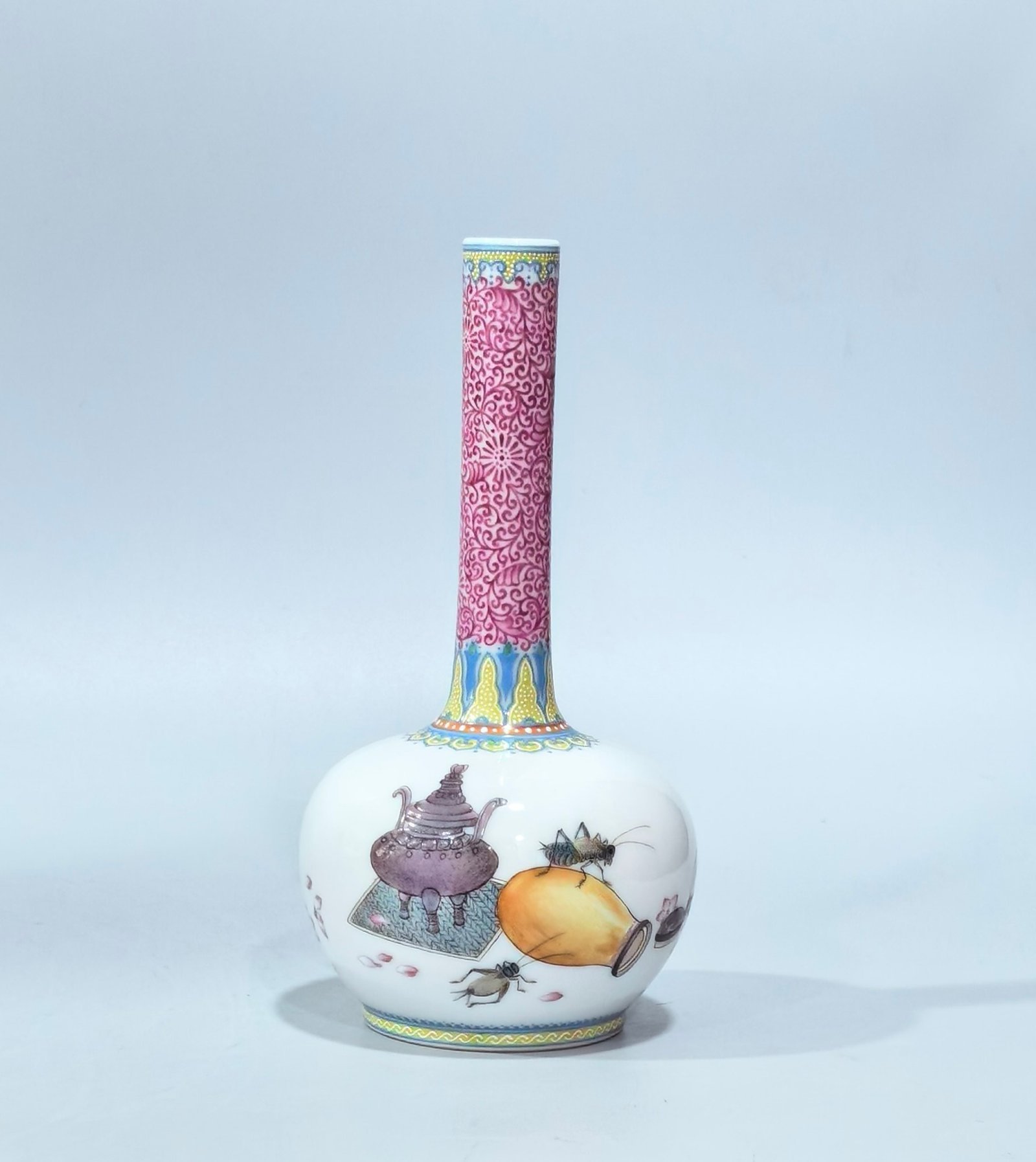 Qing Dynasty Yongzheng a long-necked vase with enamel agate and red flowers