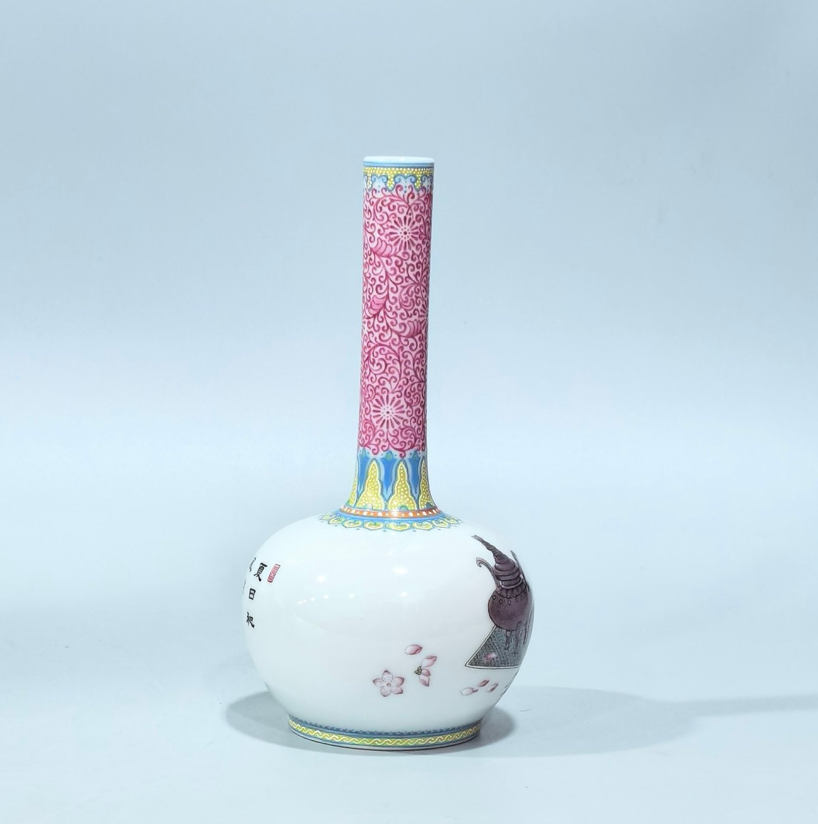 Qing Dynasty Yongzheng a long-necked vase with enamel agate and red flowers
