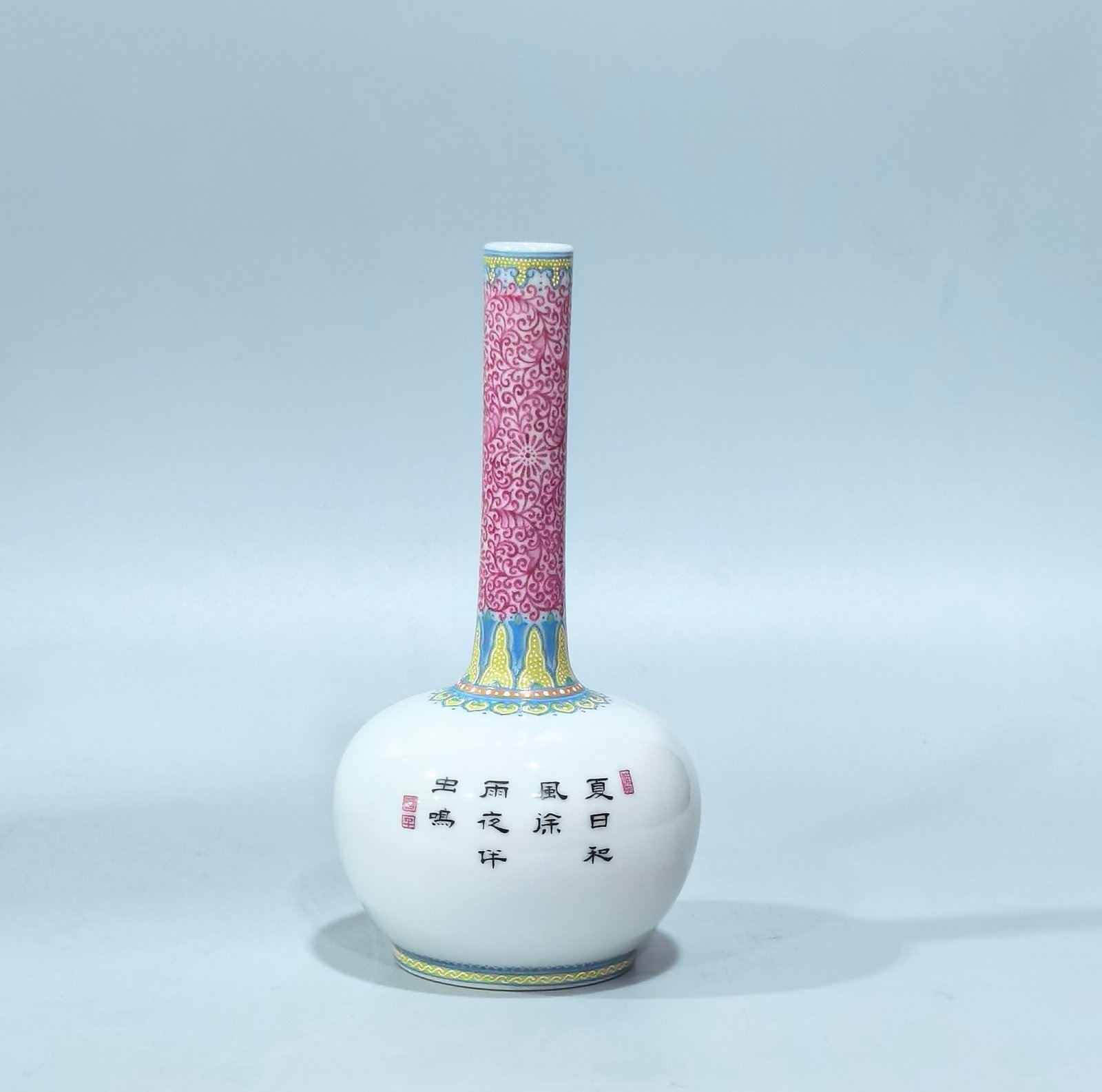 Qing Dynasty Yongzheng a long-necked vase with enamel agate and red flowers