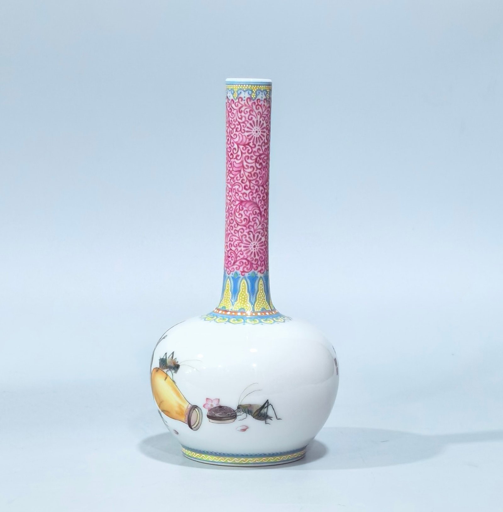 Qing Dynasty Yongzheng a long-necked vase with enamel agate and red flowers