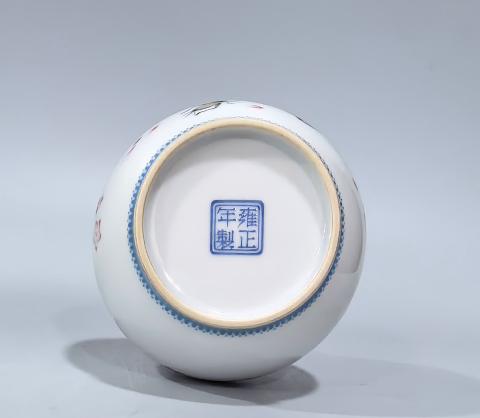 Qing Dynasty Yongzheng a long-necked vase with enamel agate and red flowers