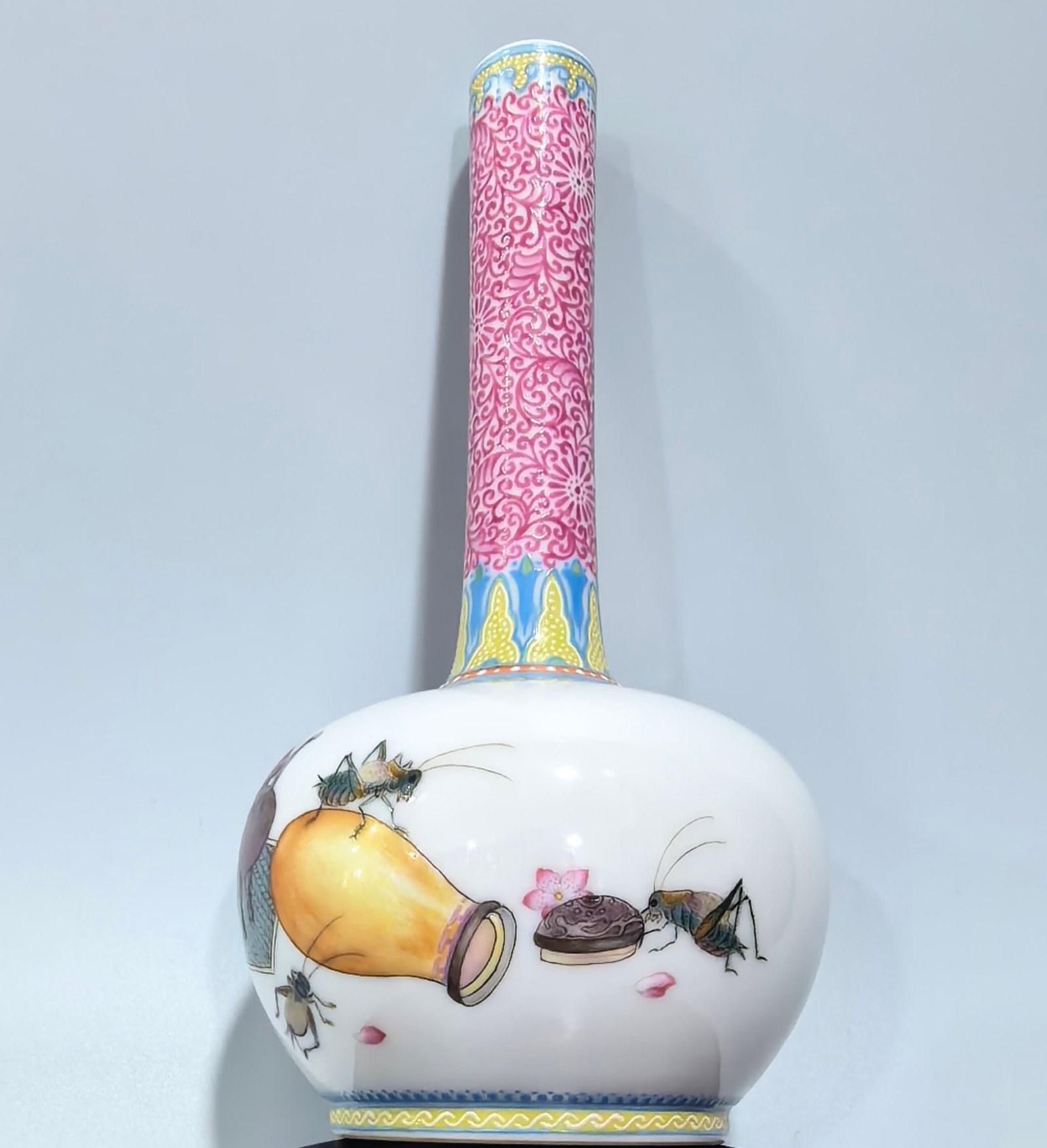 Qing Dynasty Yongzheng a long-necked vase with enamel agate and red flowers