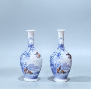 Qing Dynasty Yongzheng Small vase famille rose enamel