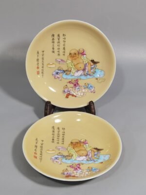 Qing Dynasty Yongzheng beige glaze pastel cloth bag monk and five sons small plate
