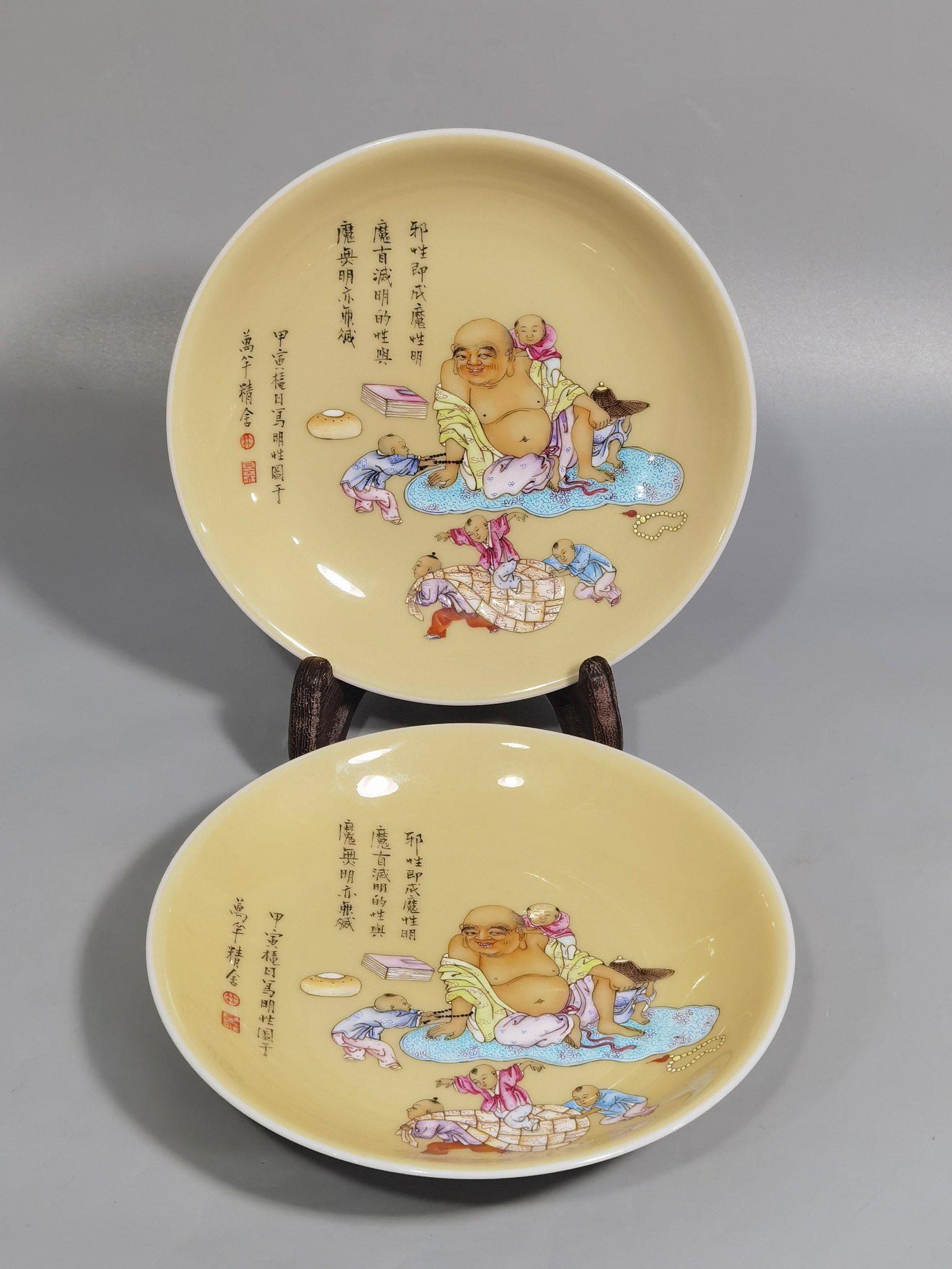 Qing Dynasty Yongzheng beige glaze pastel cloth bag monk and five sons small plate