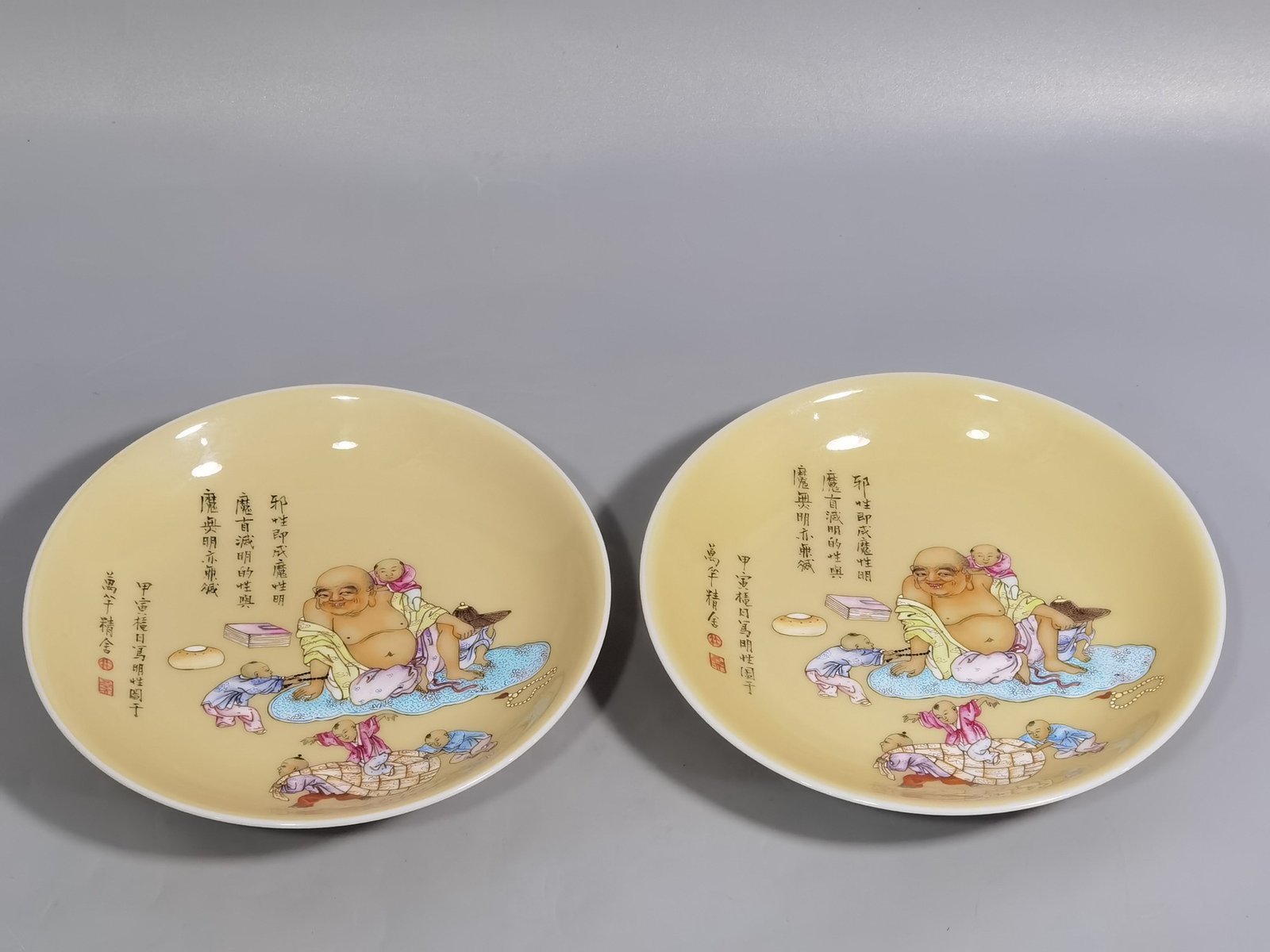 Qing Dynasty Yongzheng beige glaze pastel cloth bag monk and five sons small plate