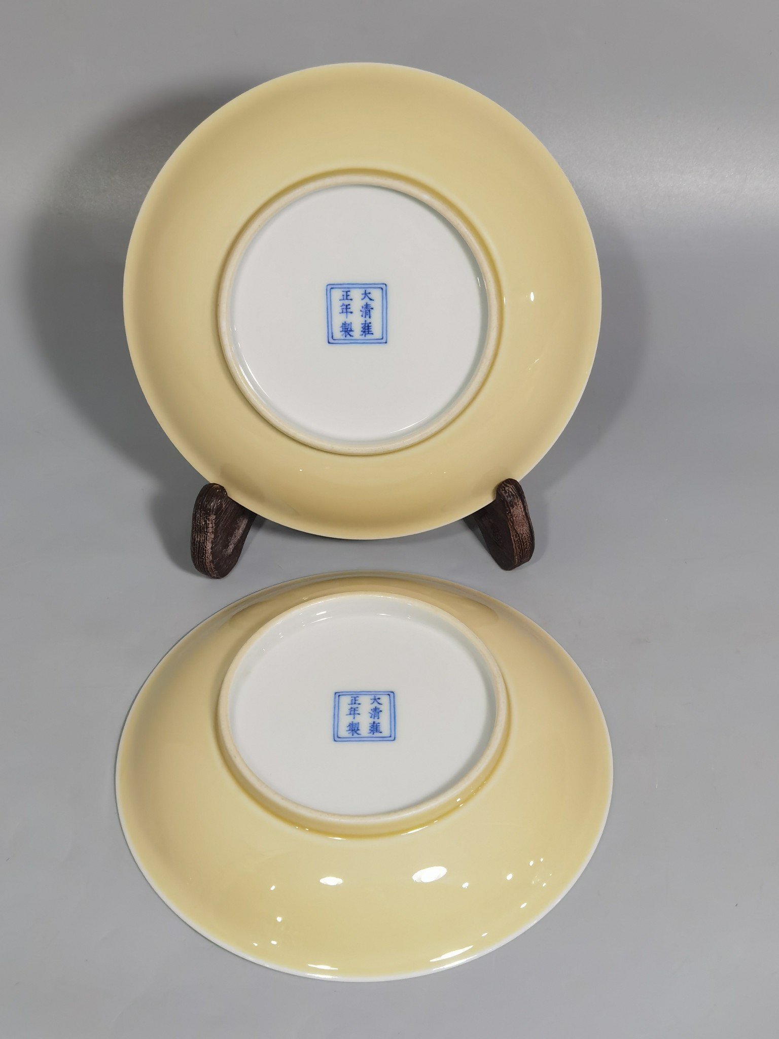 Qing Dynasty Yongzheng beige glaze pastel cloth bag monk and five sons small plate