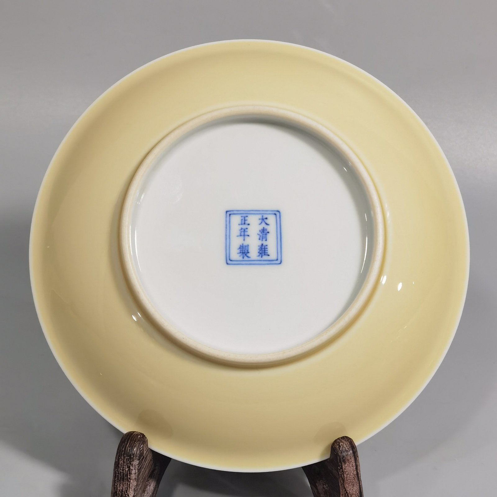 Qing Dynasty Yongzheng beige glaze pastel cloth bag monk and five sons small plate
