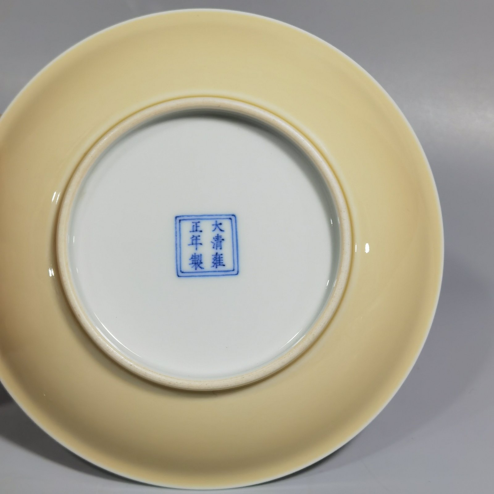 Qing Dynasty Yongzheng beige glaze pastel cloth bag monk and five sons small plate