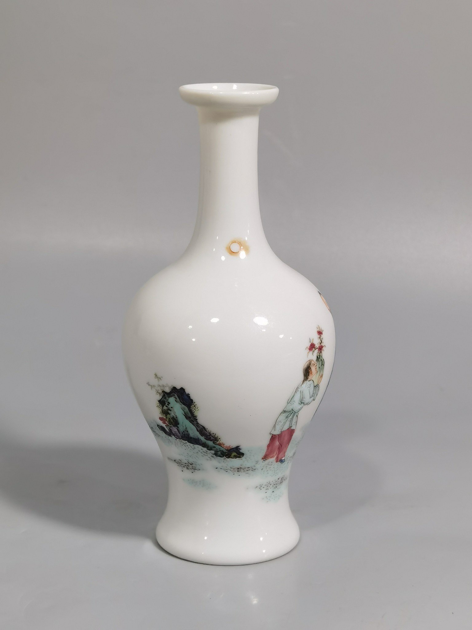 Qing Dynasty Yongzheng pastel color plum blossoms and raises cranes olive vase