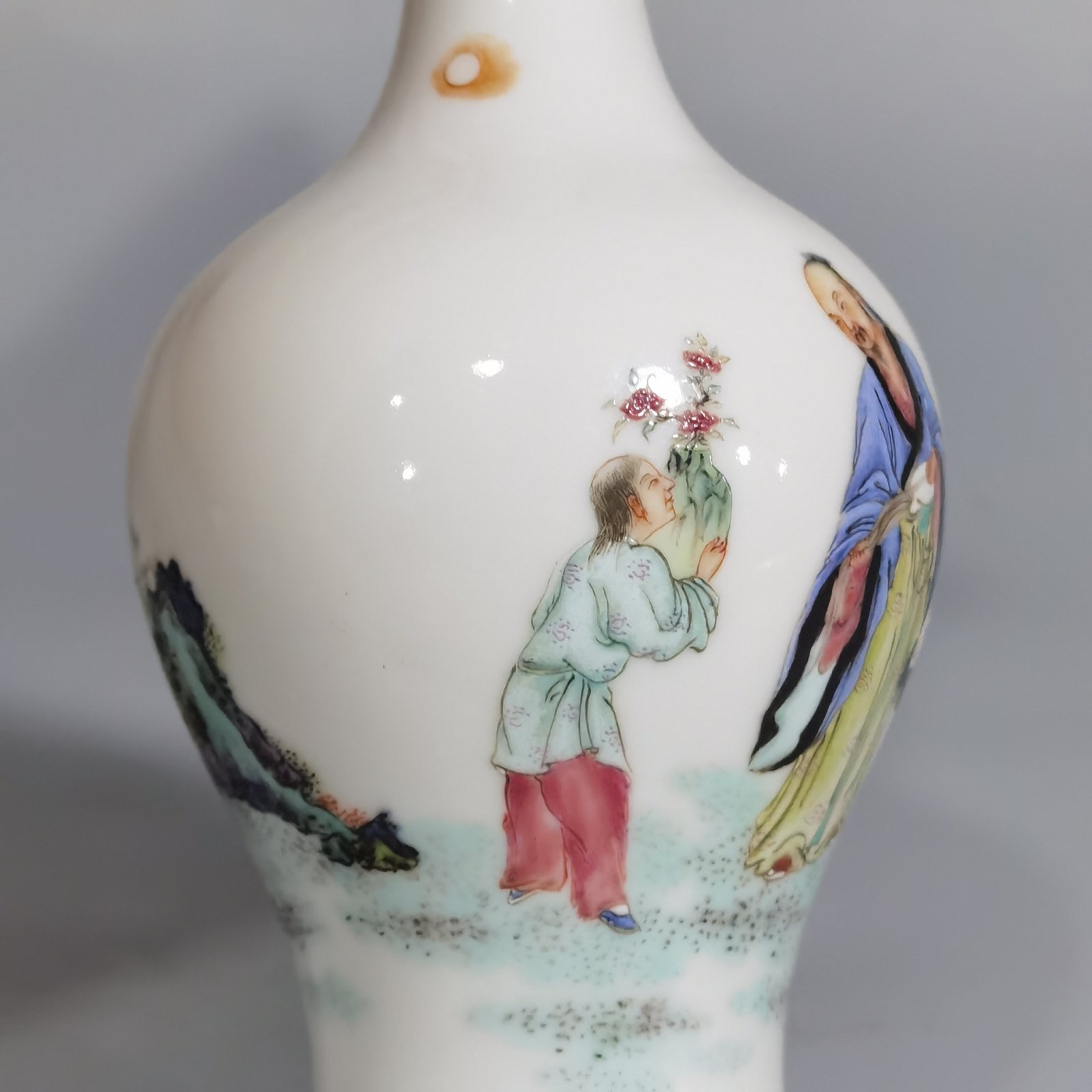 Qing Dynasty Yongzheng pastel color plum blossoms and raises cranes olive vase