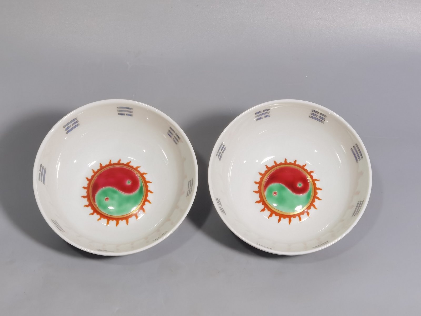 Qing Dynasty Yongzheng a pastel three-dot pattern inner eight trigrams lying foot cup