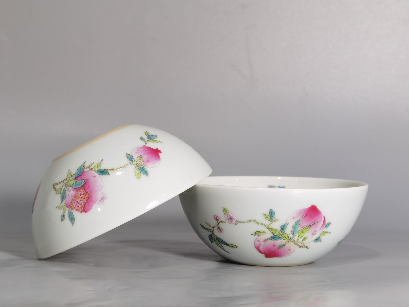 Qing Dynasty Yongzheng a pastel three-dot pattern inner eight trigrams lying foot cup