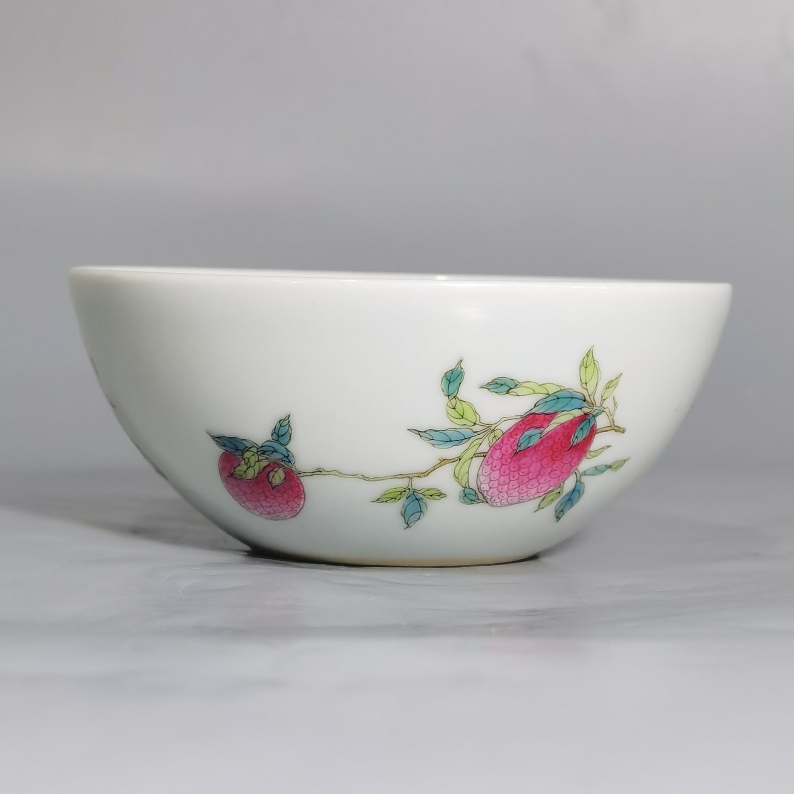 Qing Dynasty Yongzheng a pastel three-dot pattern inner eight trigrams lying foot cup