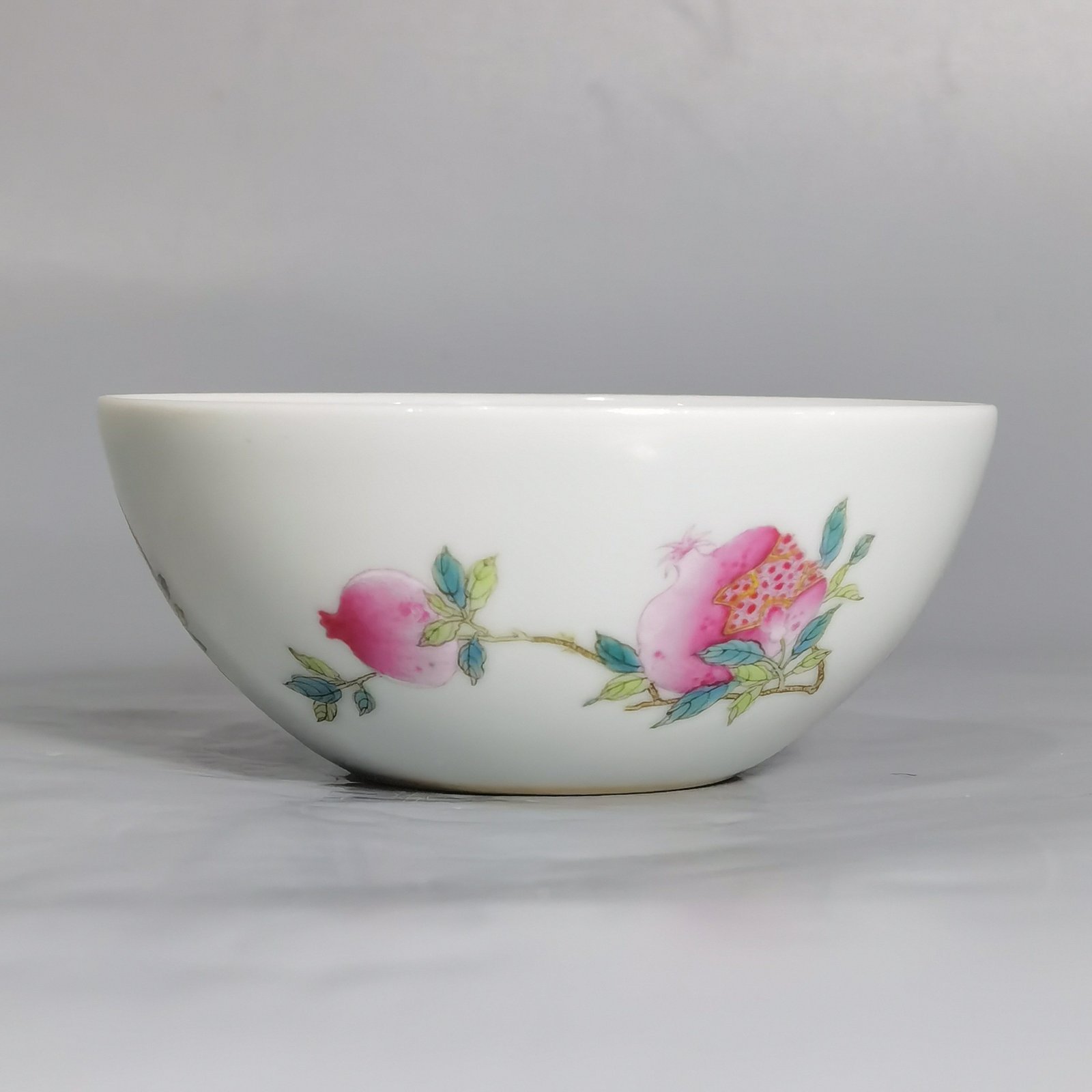 Qing Dynasty Yongzheng a pastel three-dot pattern inner eight trigrams lying foot cup