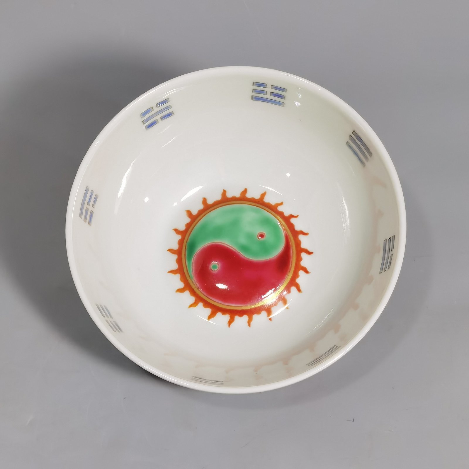 Qing Dynasty Yongzheng a pastel three-dot pattern inner eight trigrams lying foot cup