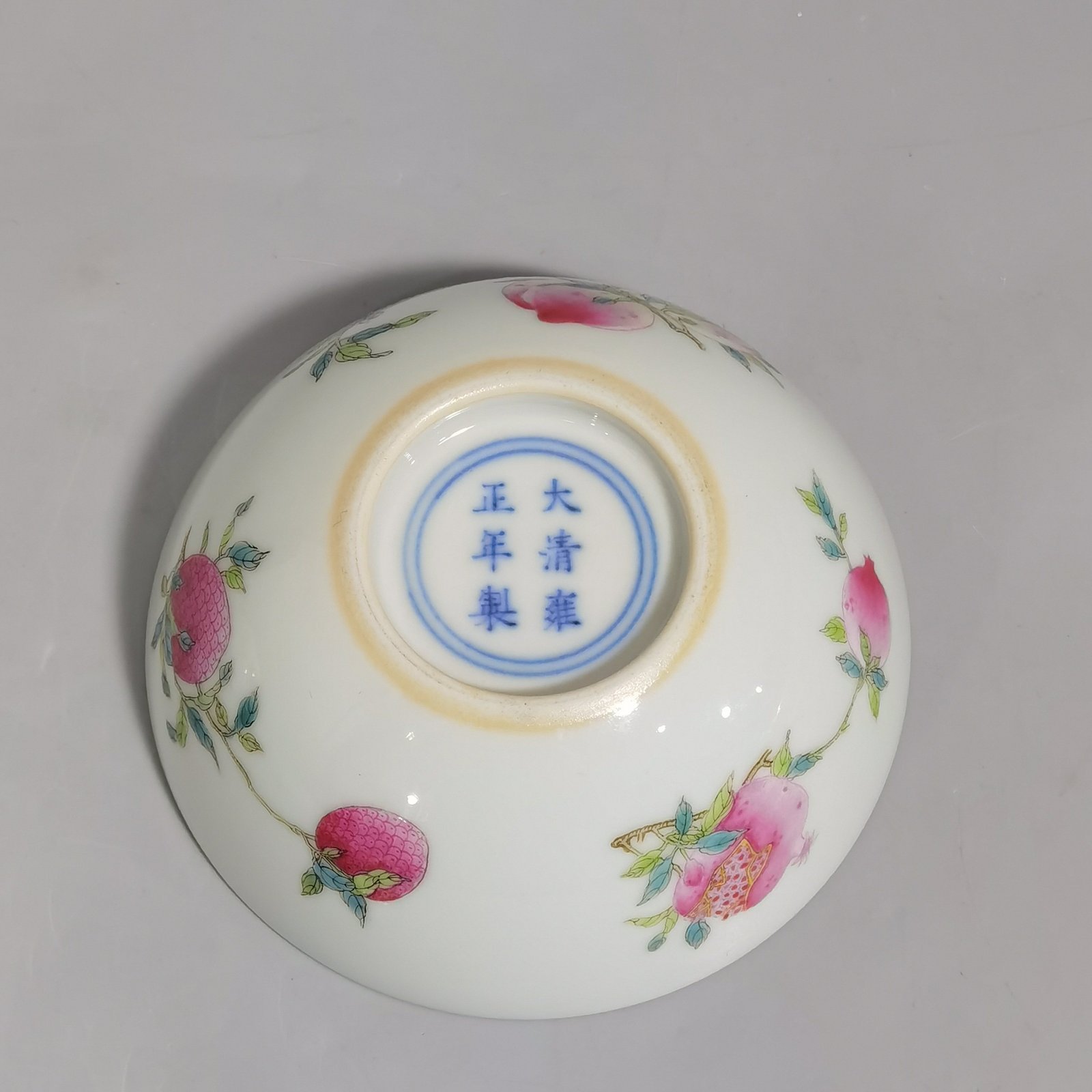 Qing Dynasty Yongzheng a pastel three-dot pattern inner eight trigrams lying foot cup