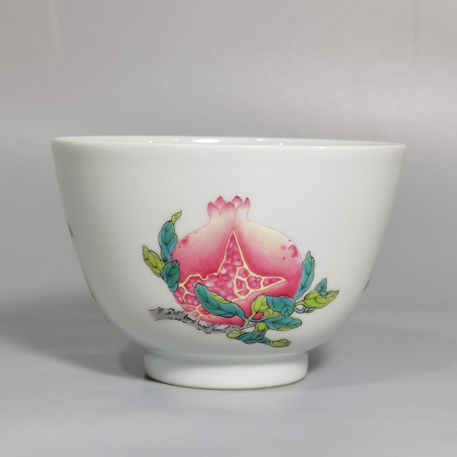 Qing Dynasty Yongzheng A pair of pastel three-dot pattern cups