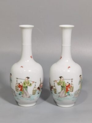Qing Dynasty Yongzheng pair of small bottles