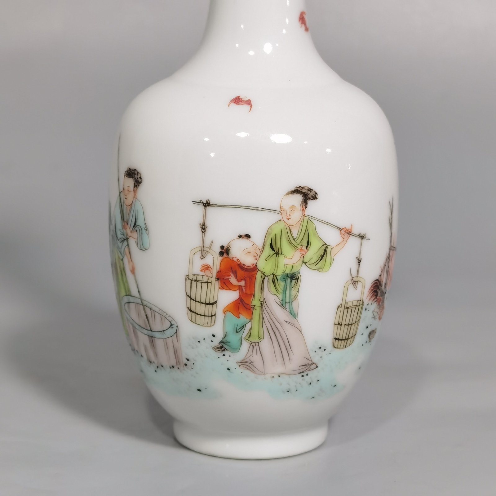 Qing Dynasty Yongzheng pair of small bottles