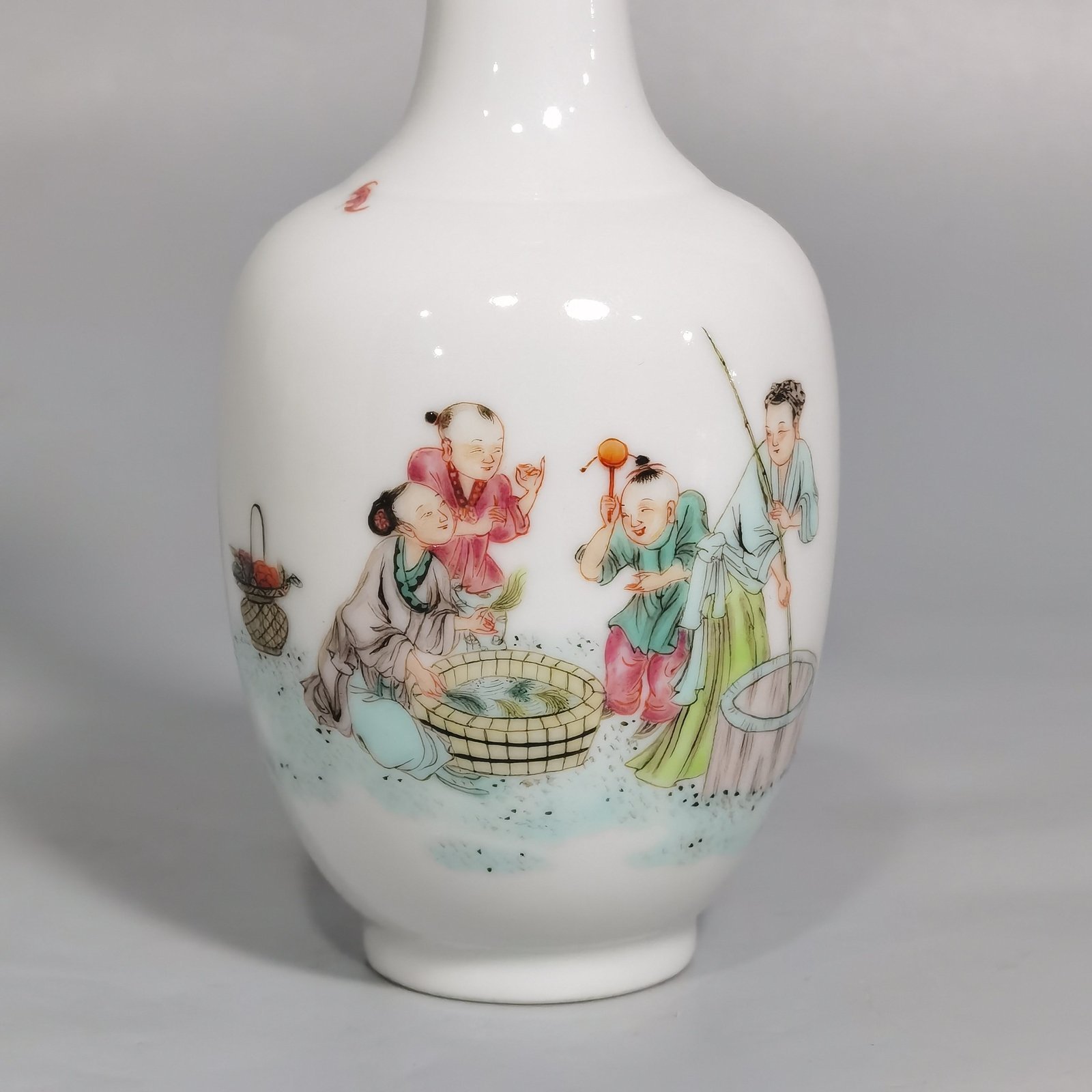 Qing Dynasty Yongzheng pair of small bottles