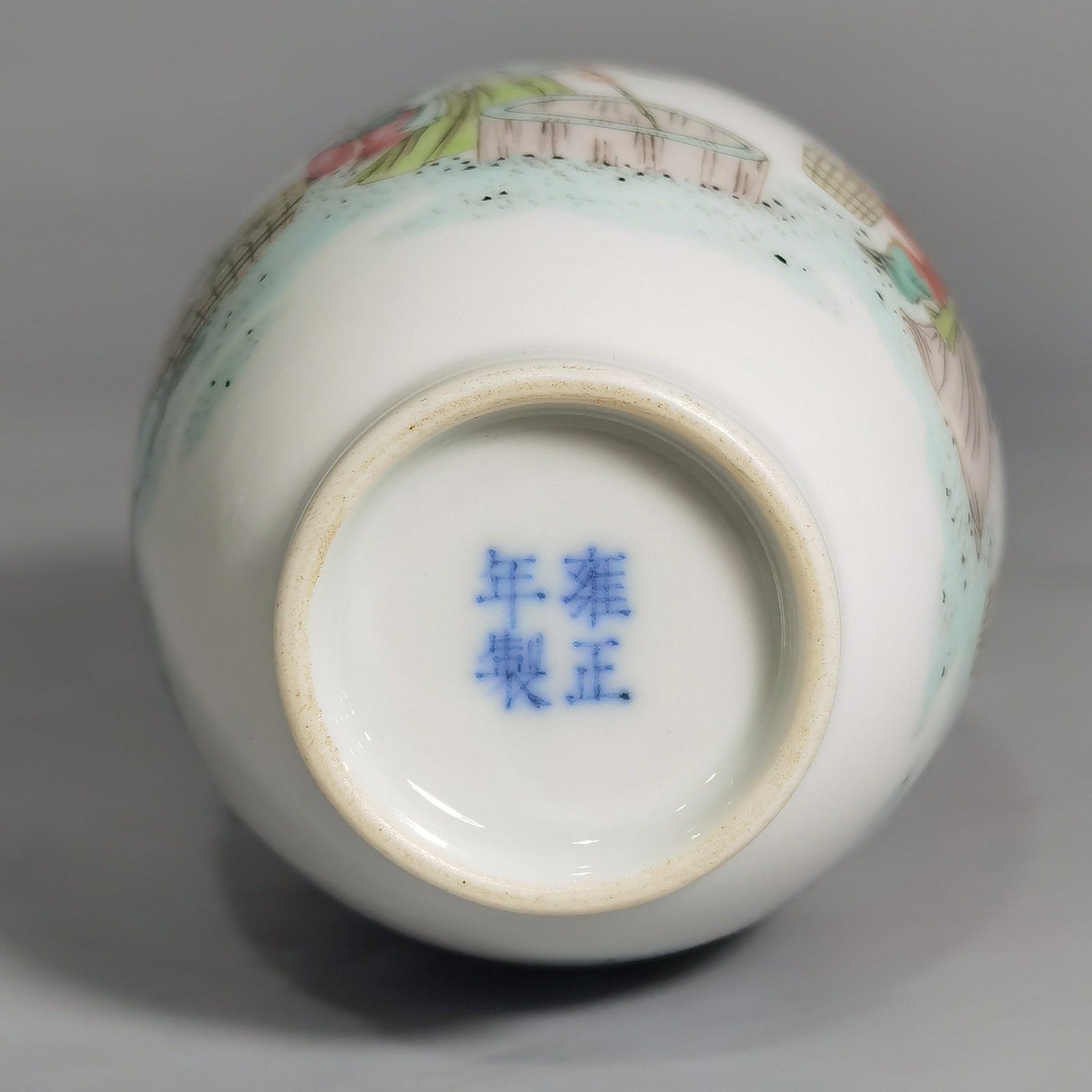 Qing Dynasty Yongzheng pair of small bottles