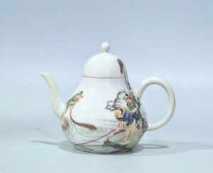 Qing Dynasty Yongzheng pastel teapot with figures