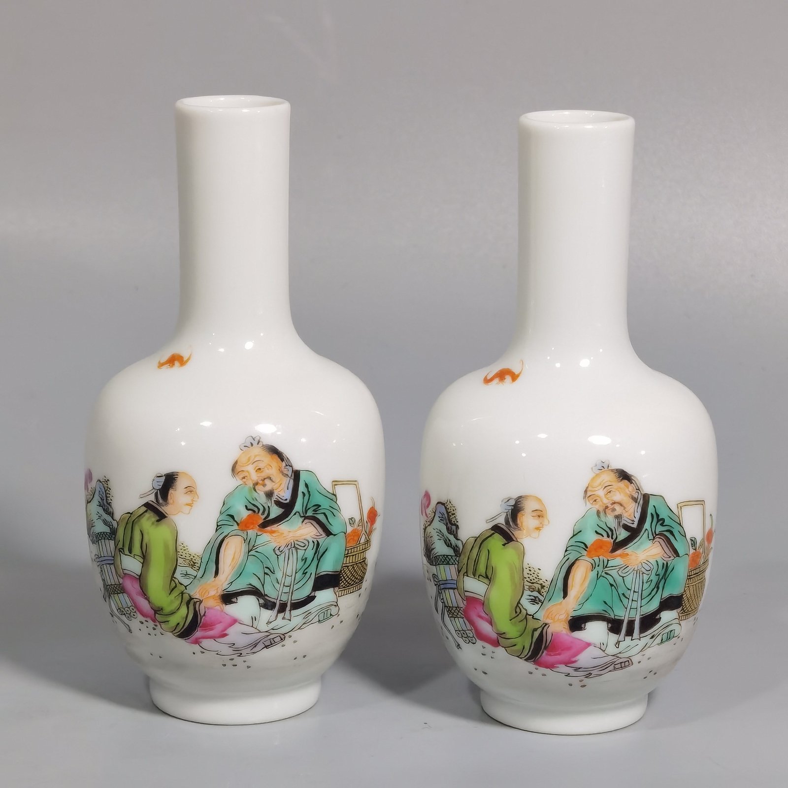 Qing Dynasty Yongzheng pastel fairy hand-held bottle