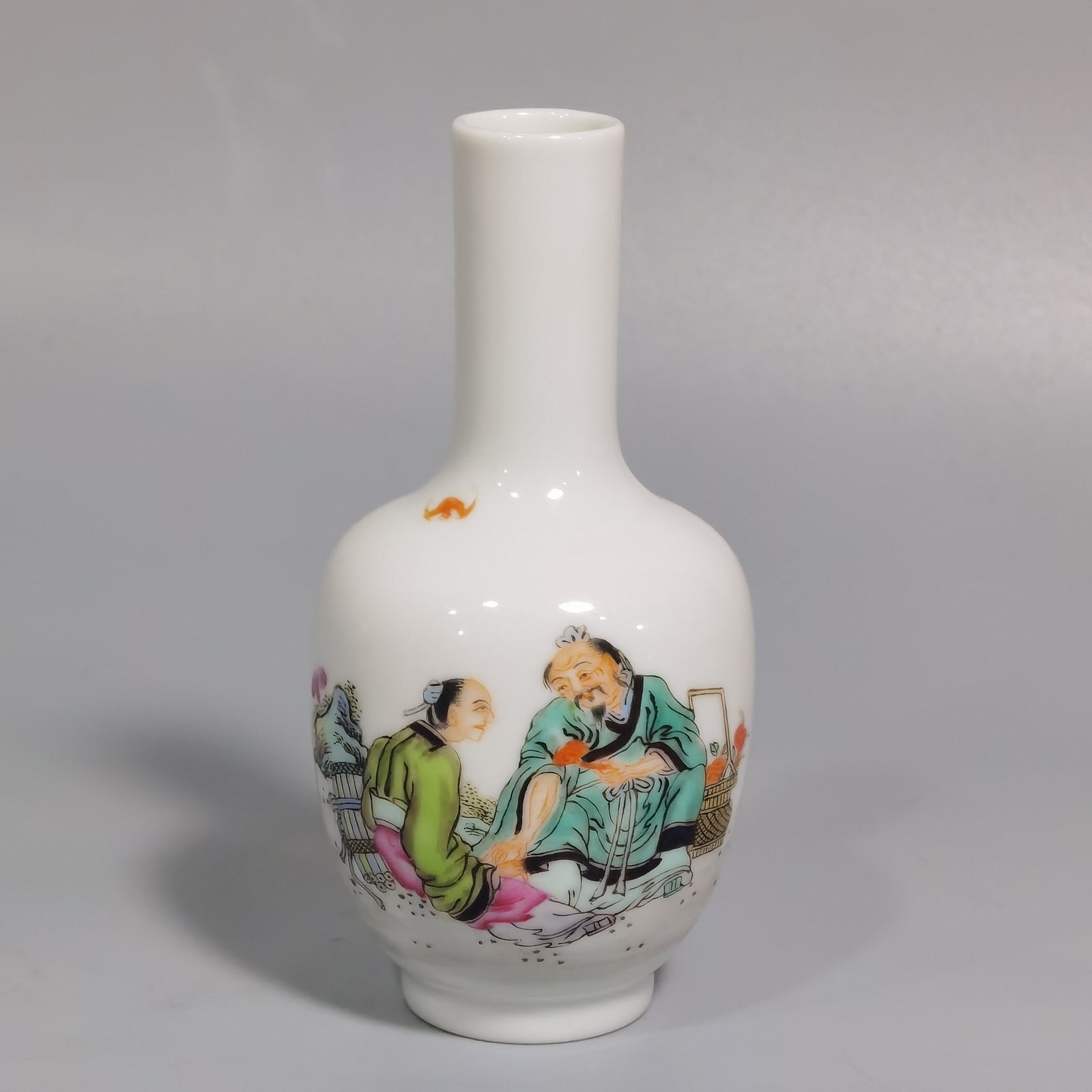Qing Dynasty Yongzheng pastel fairy hand-held bottle