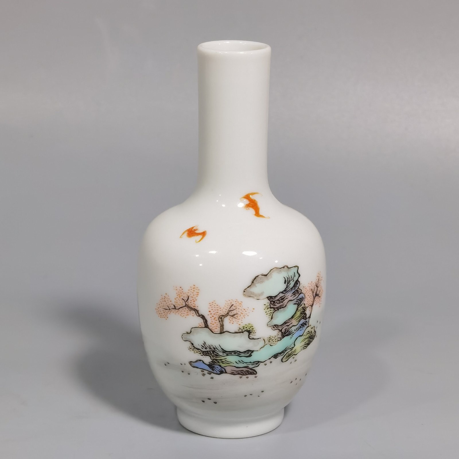 Qing Dynasty Yongzheng pastel fairy hand-held bottle